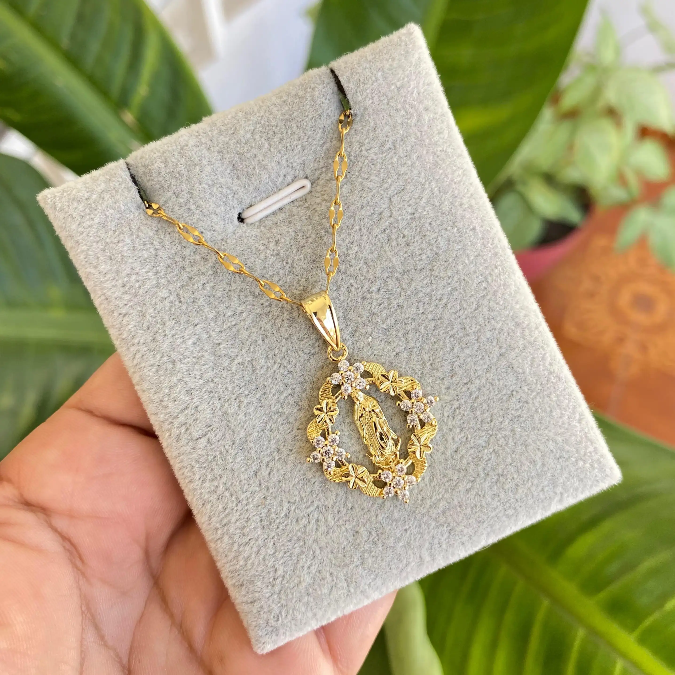 Cadena Y Dije En Acero Con Piedra Circon De Virgen Flores Blancas 2