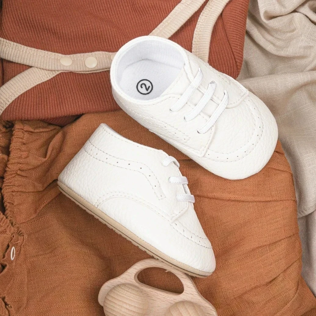 ZAPATITOS BLANCO CORDONES