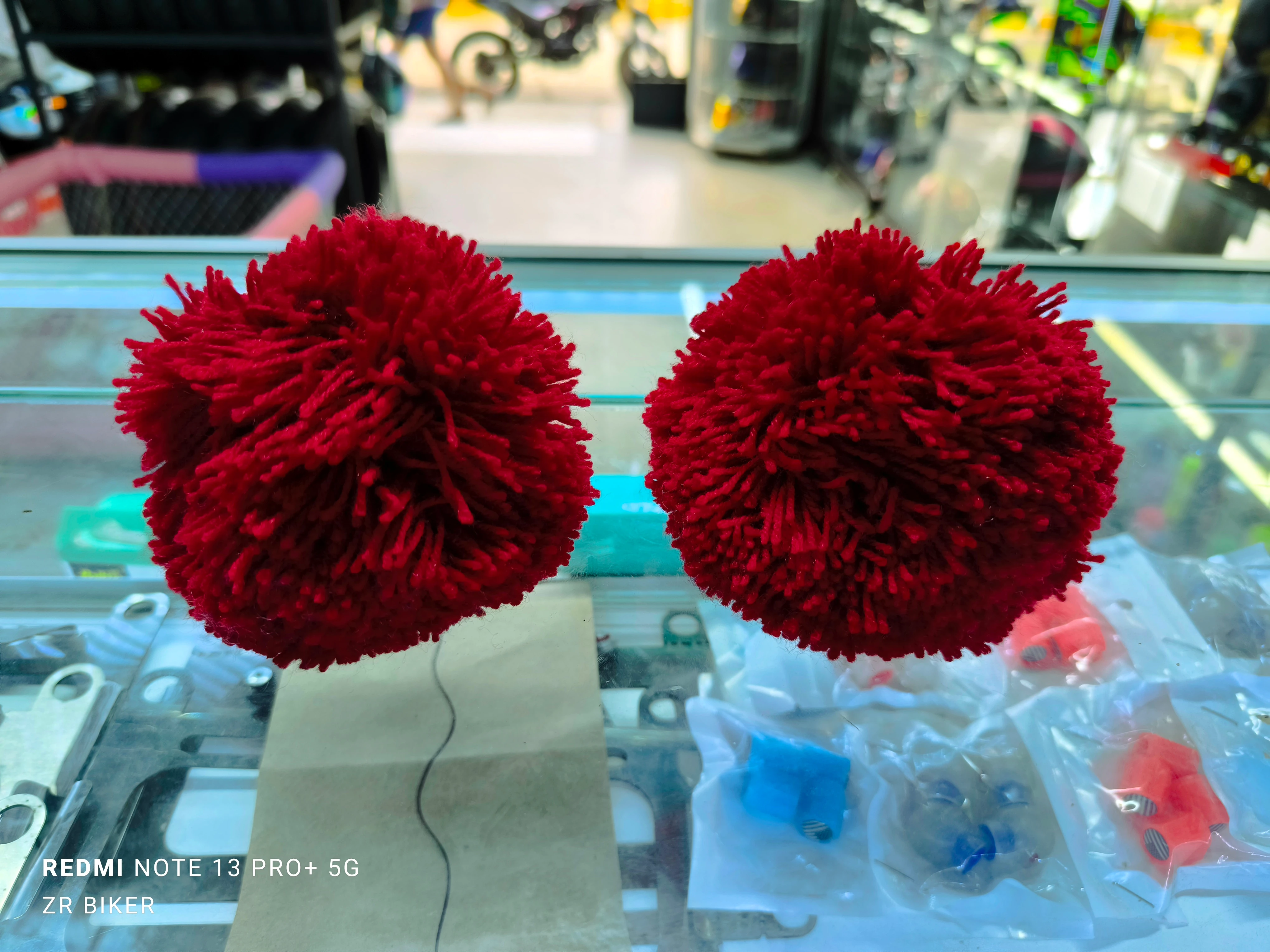 POMPONES