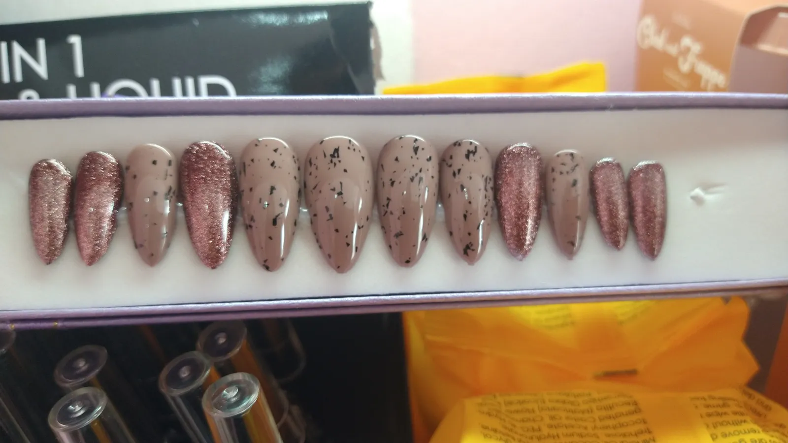 Uñas cafeces 