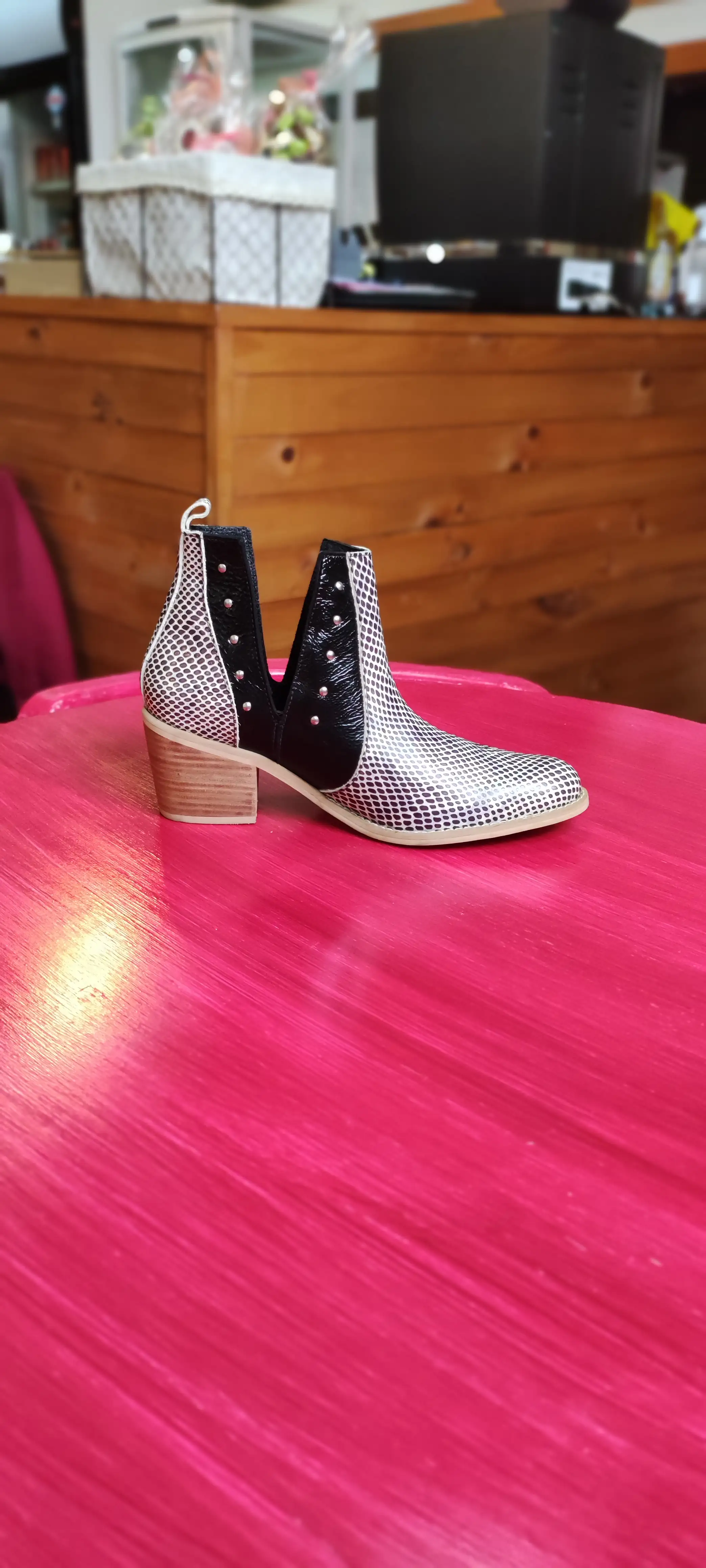 Botin negro puntos blancos