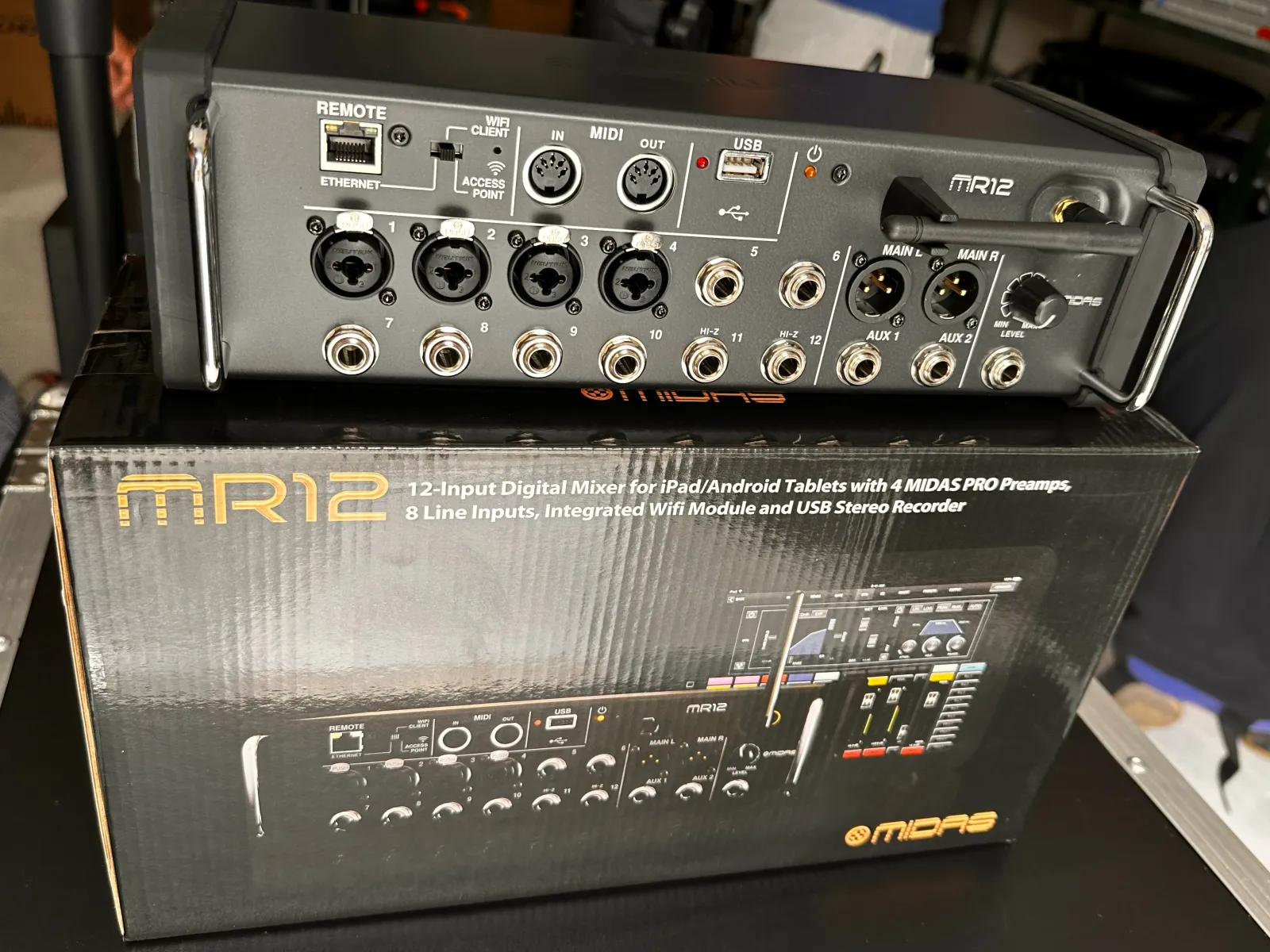 La Midas MR12 es una mezcladora digital de 12 canales diseñada para estudios y aplicaciones en vivo, controlada a distancia a través de una aplicación para tabletas (iPad o Android), PC y Mac. Su diseño portátil tipo "caja de escenario" integra un enrutador Wi-Fi para un control inalámbrico sin necesidad de equipos externos.  3