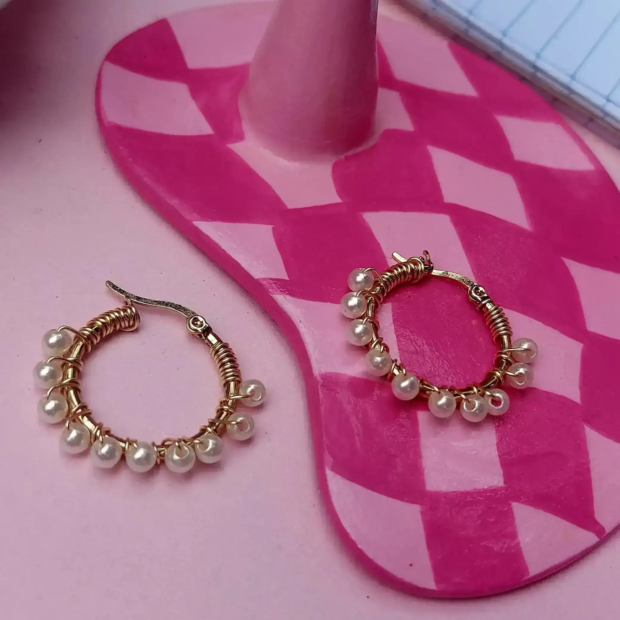 Argollas tejidas con perlas  3