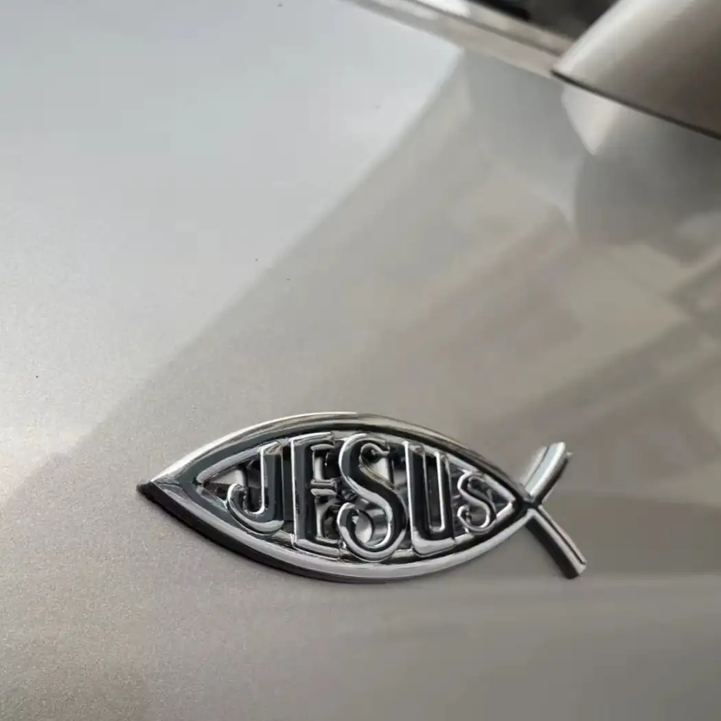 Emblema JESÚS Metal Cromado 4