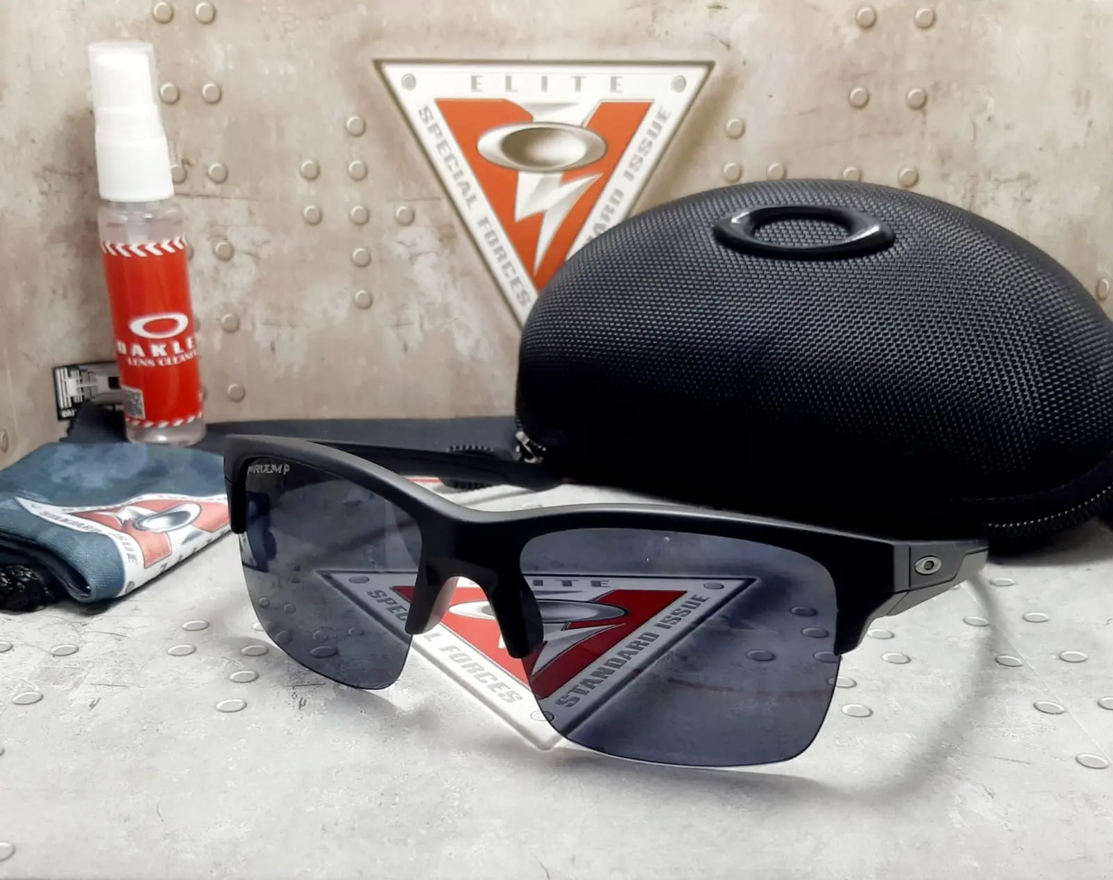 OAKLEY CLIFDEN AAA 4