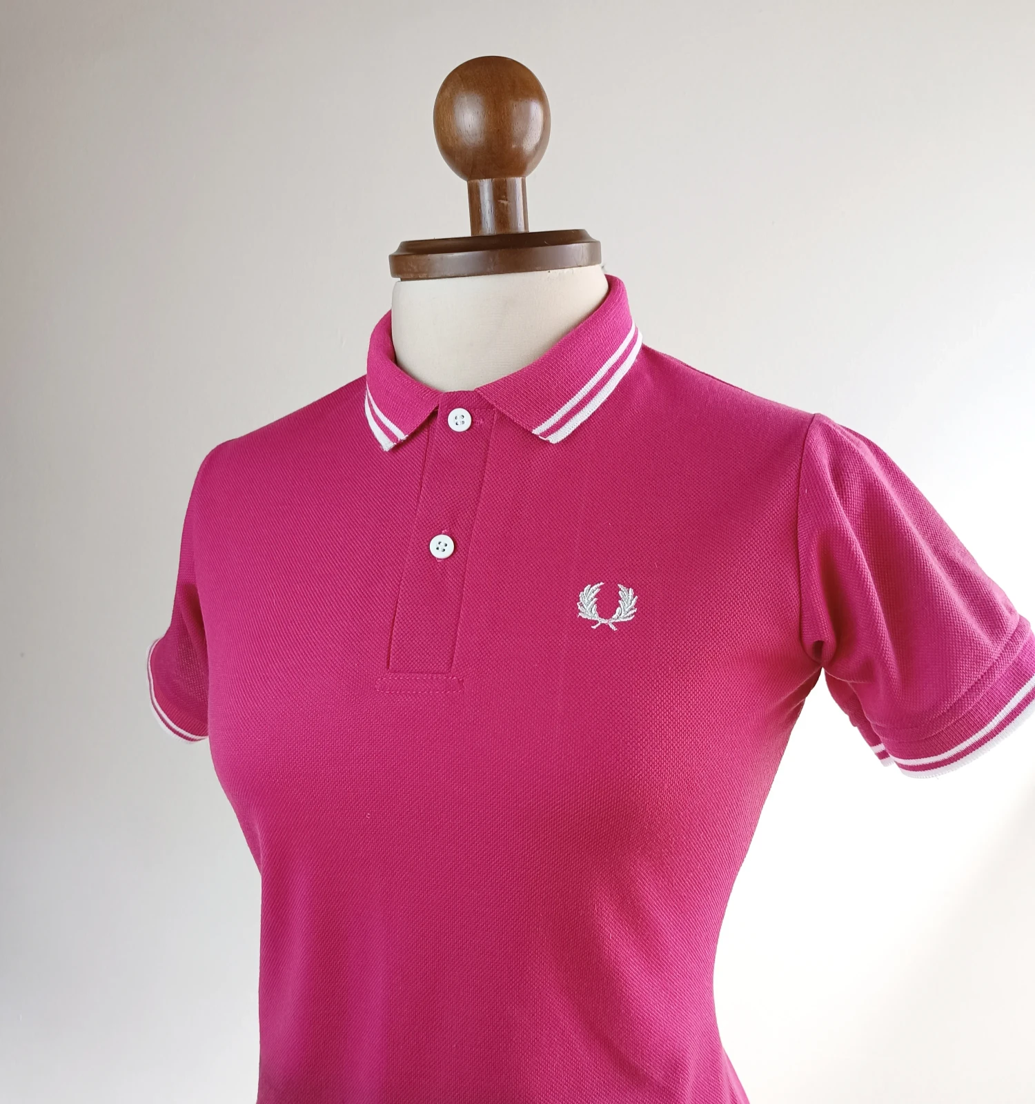 Camisa polo fucsia con lineas blancas 2