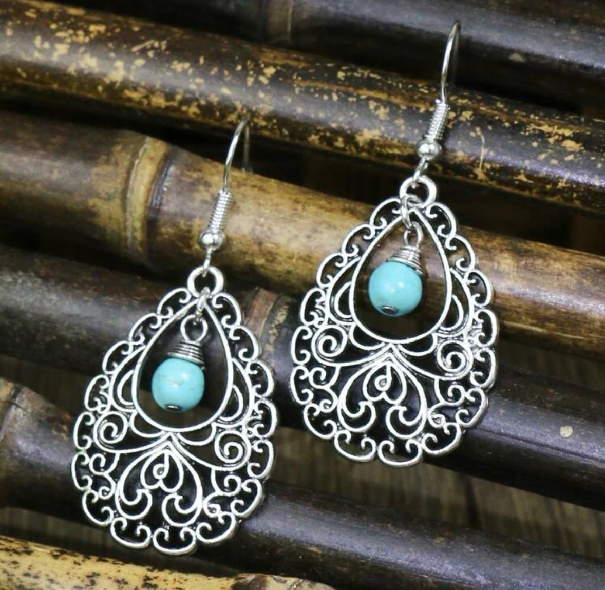 Cadena y Pendientes en metal tallado 2