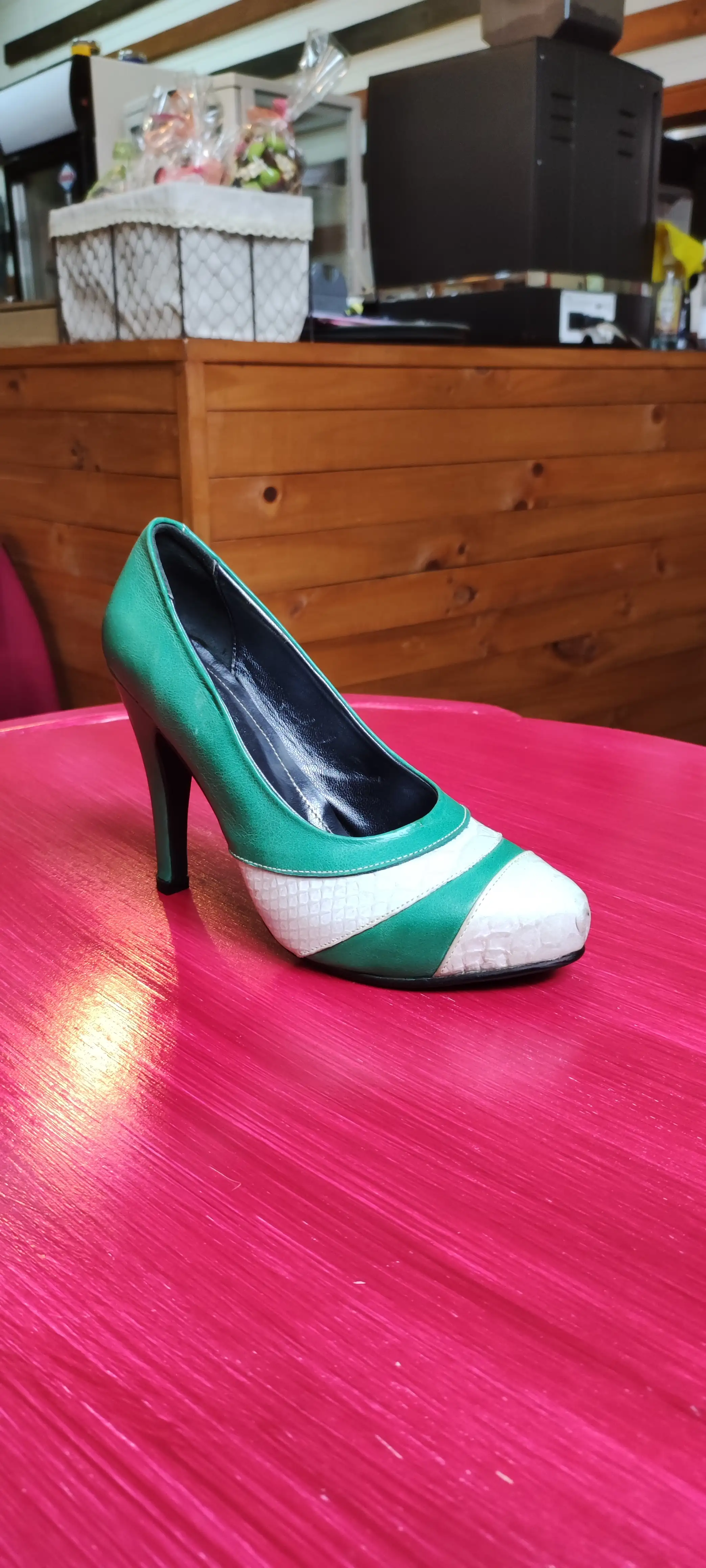 Zapato verde con blanco