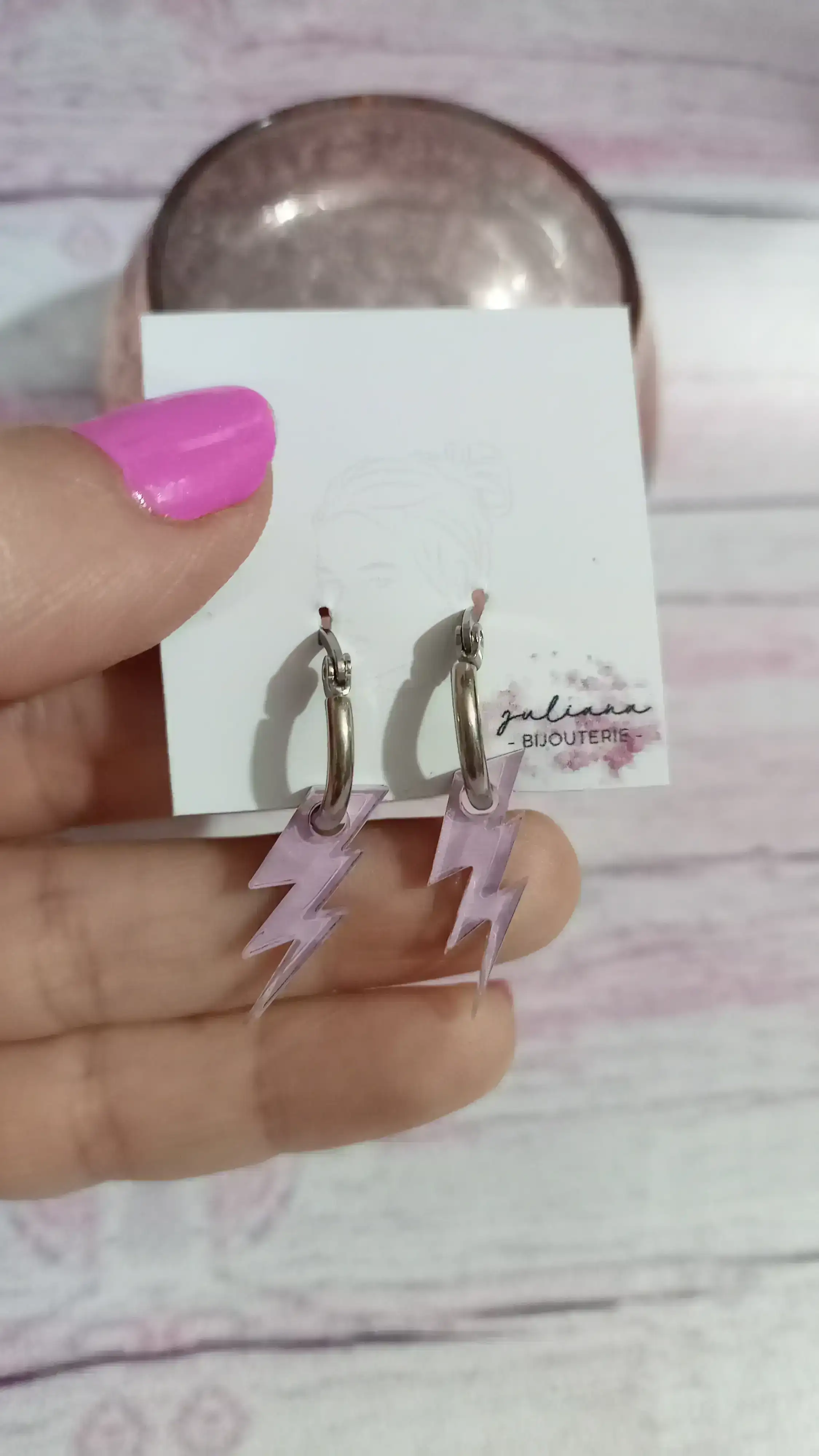 Argollitas con dije acrílico rayos 