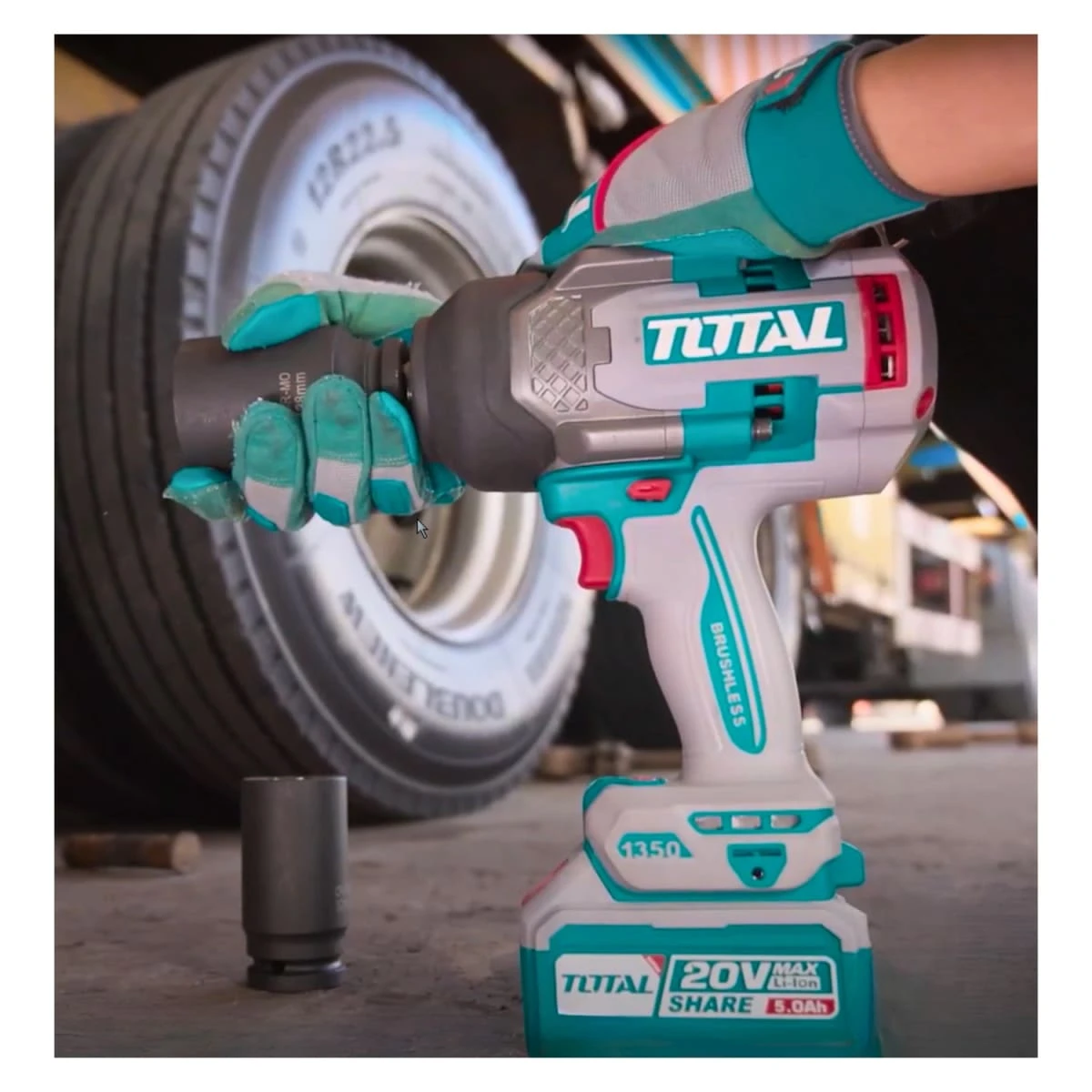 TIWLI20135 Llave de impacto 3/4" 1350nm + 2 baterias 5amp y 1 cargador industrial total 4