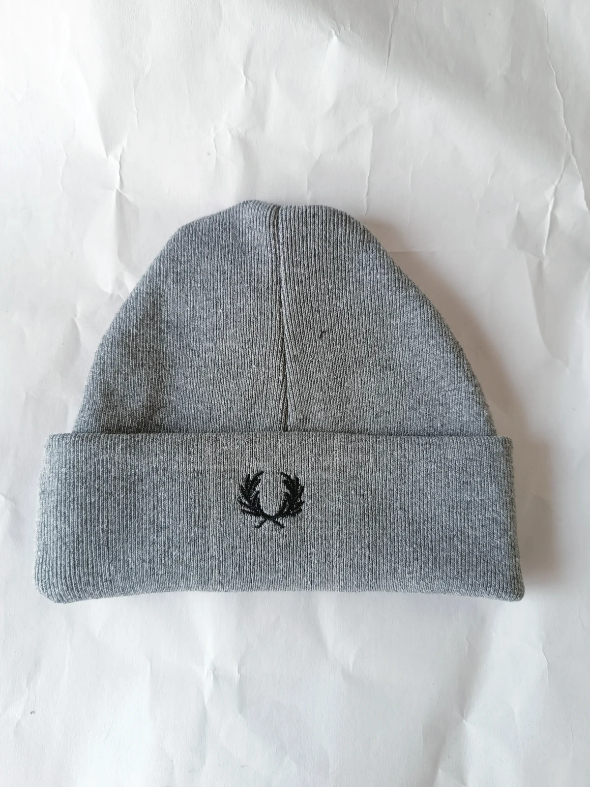 Gorro tejido gris
