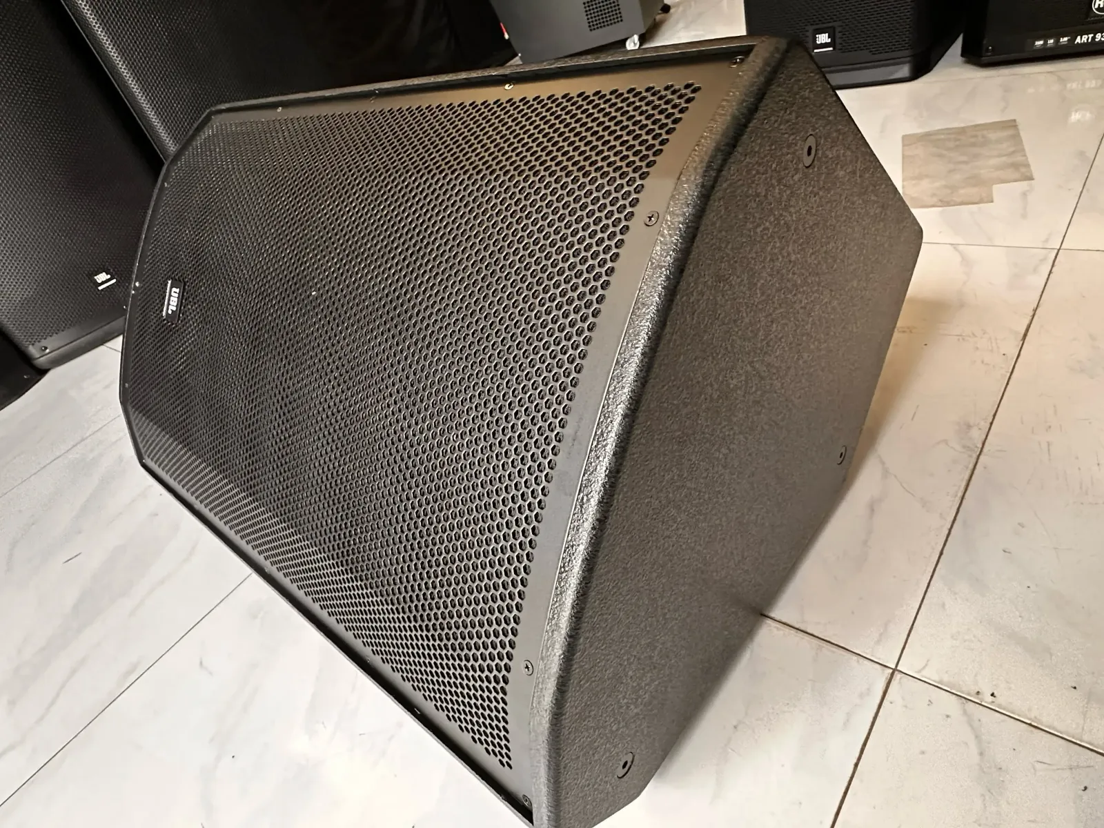 JBL PRX815W🔊🔊🔊     💵 Precio: 3850BS UNIDAD.      SOMOS DE COCHABAMBA, TAMBIEN SE REALIZAN ENVIOS A TODA BOLIVIA. El JBL PRX815 es un altavoz de rango completo diseñado para sistemas principales y monitores de suelo. Con un diseño bass-reflex de 15" y dos vías, alimentado por un amplificador clase D de 1500 vatios, el PRX815 ofrece un volumen increíble en un formato ligero y compacto. 3