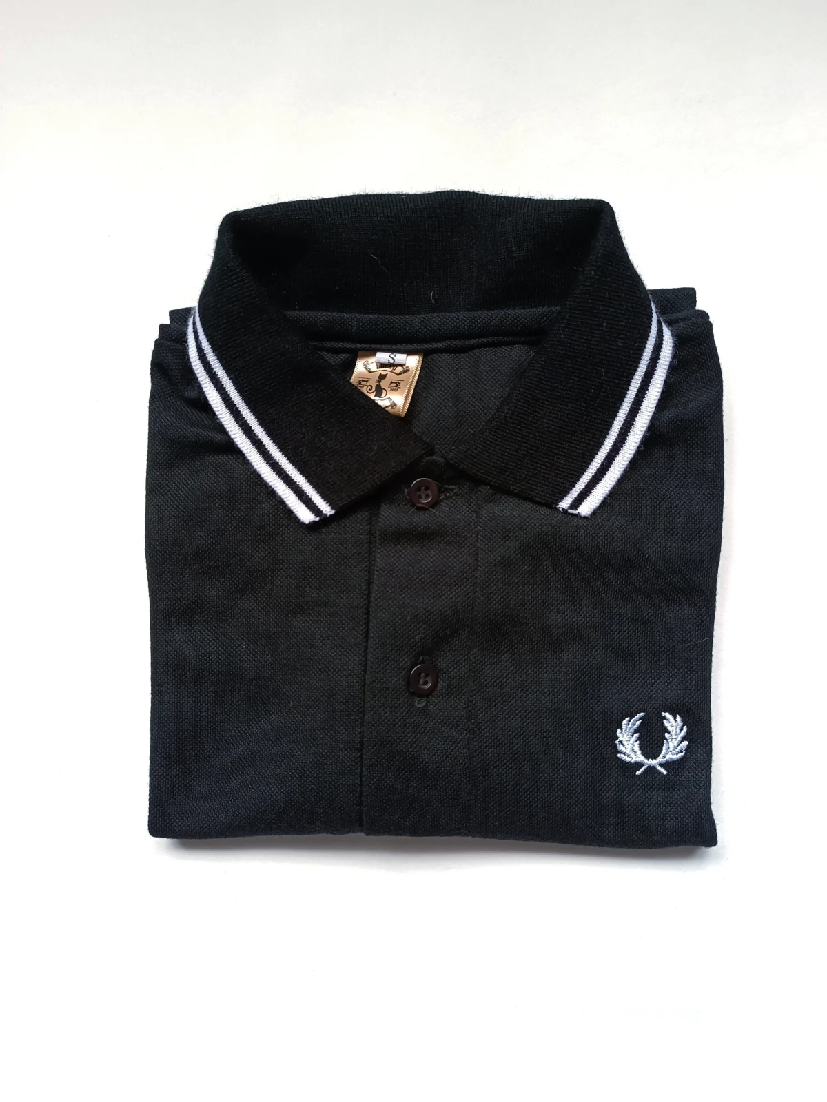 Polo negra con blanco