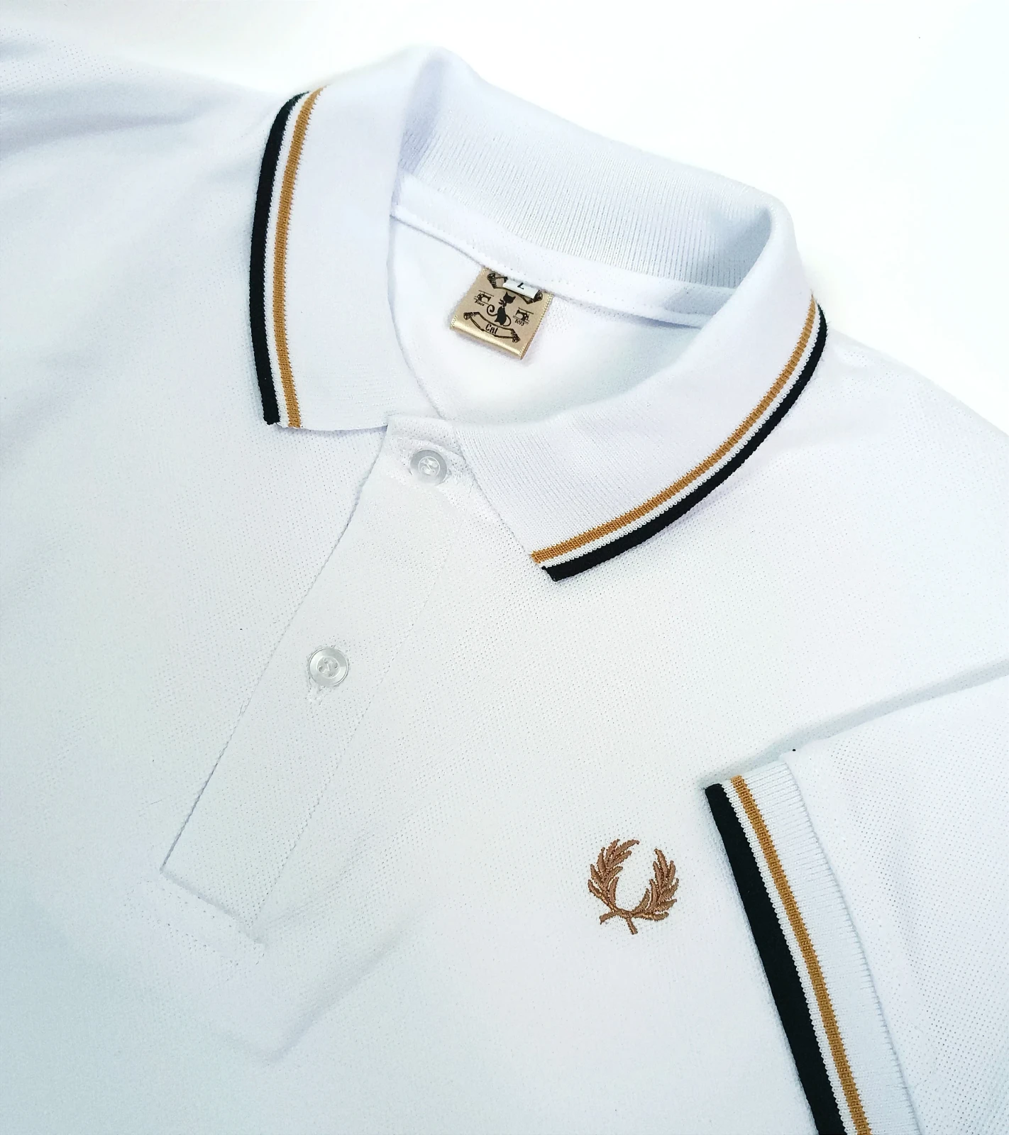 Camisa polo blanco con negro y dorado