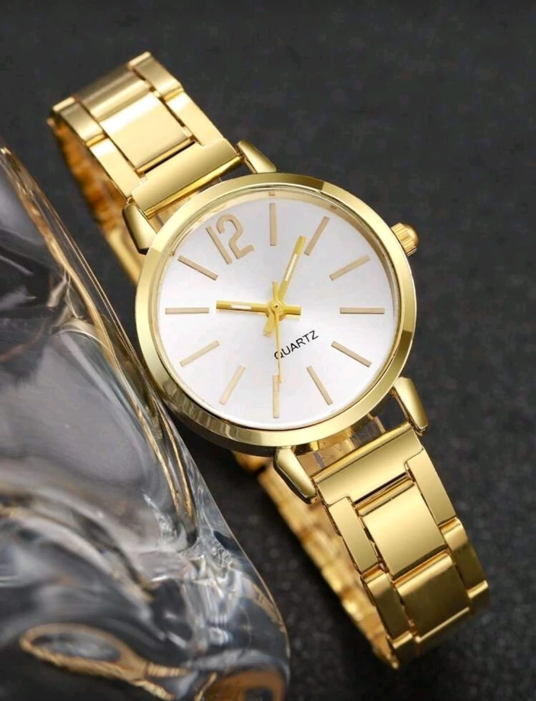 Reloj de acero color oro  2