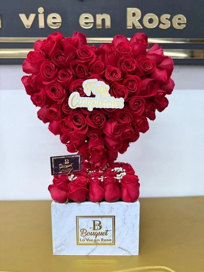 Corazón 3D con base de 25 rosas