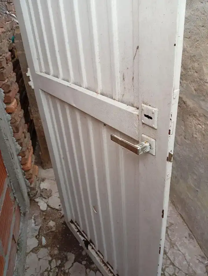 Puerta sin marco  2 trabas