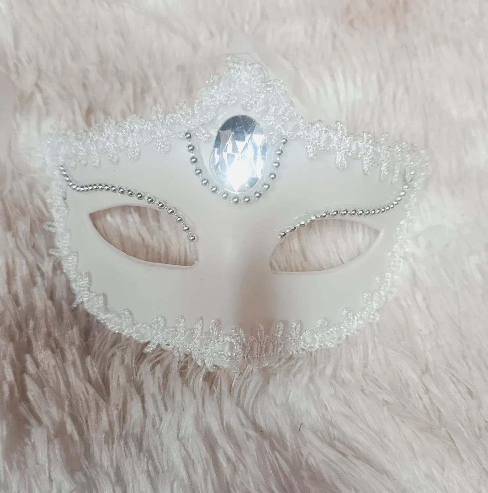 Antifaz veneciano blanco con detalle de piedra