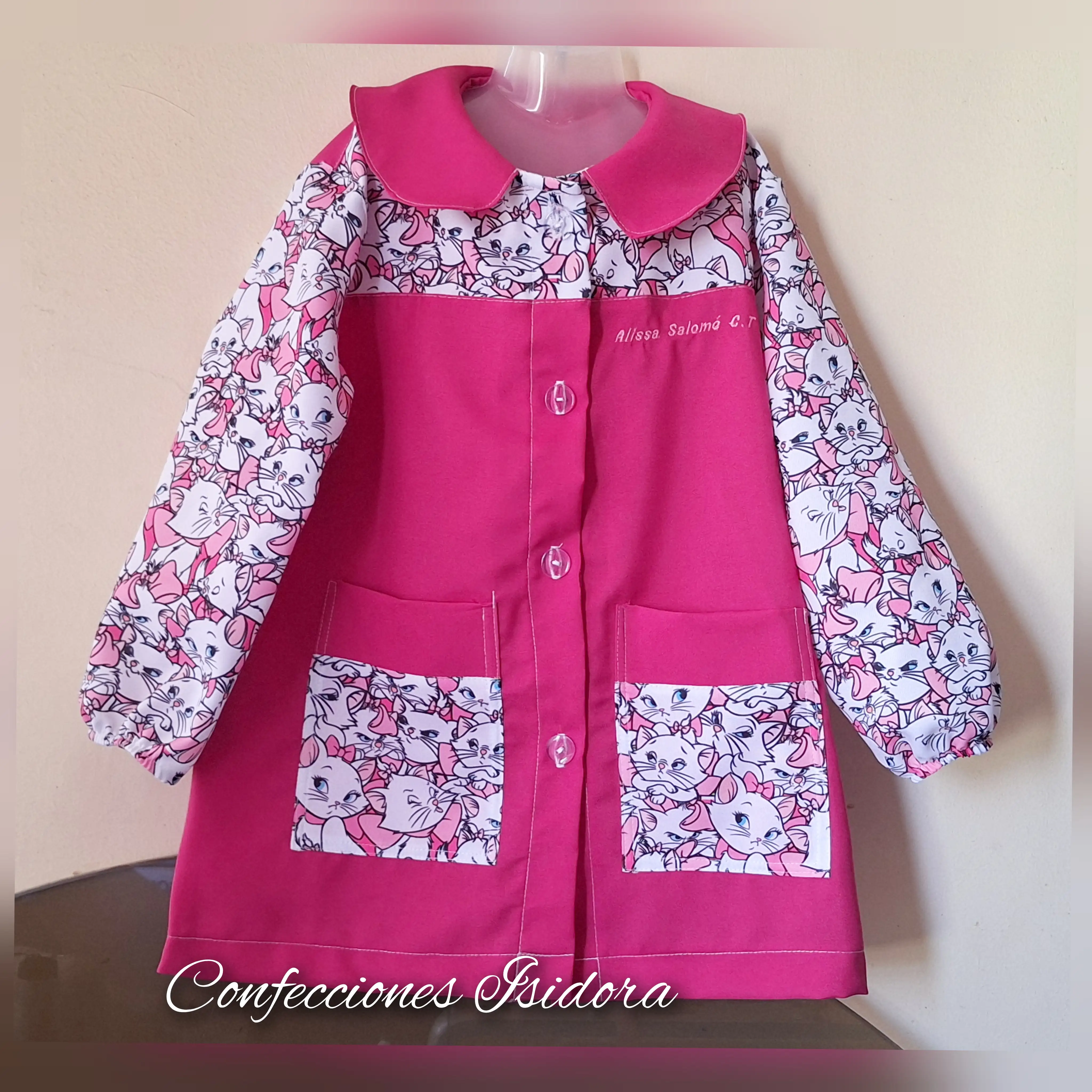 Delantal fuscia ,Gata Marie