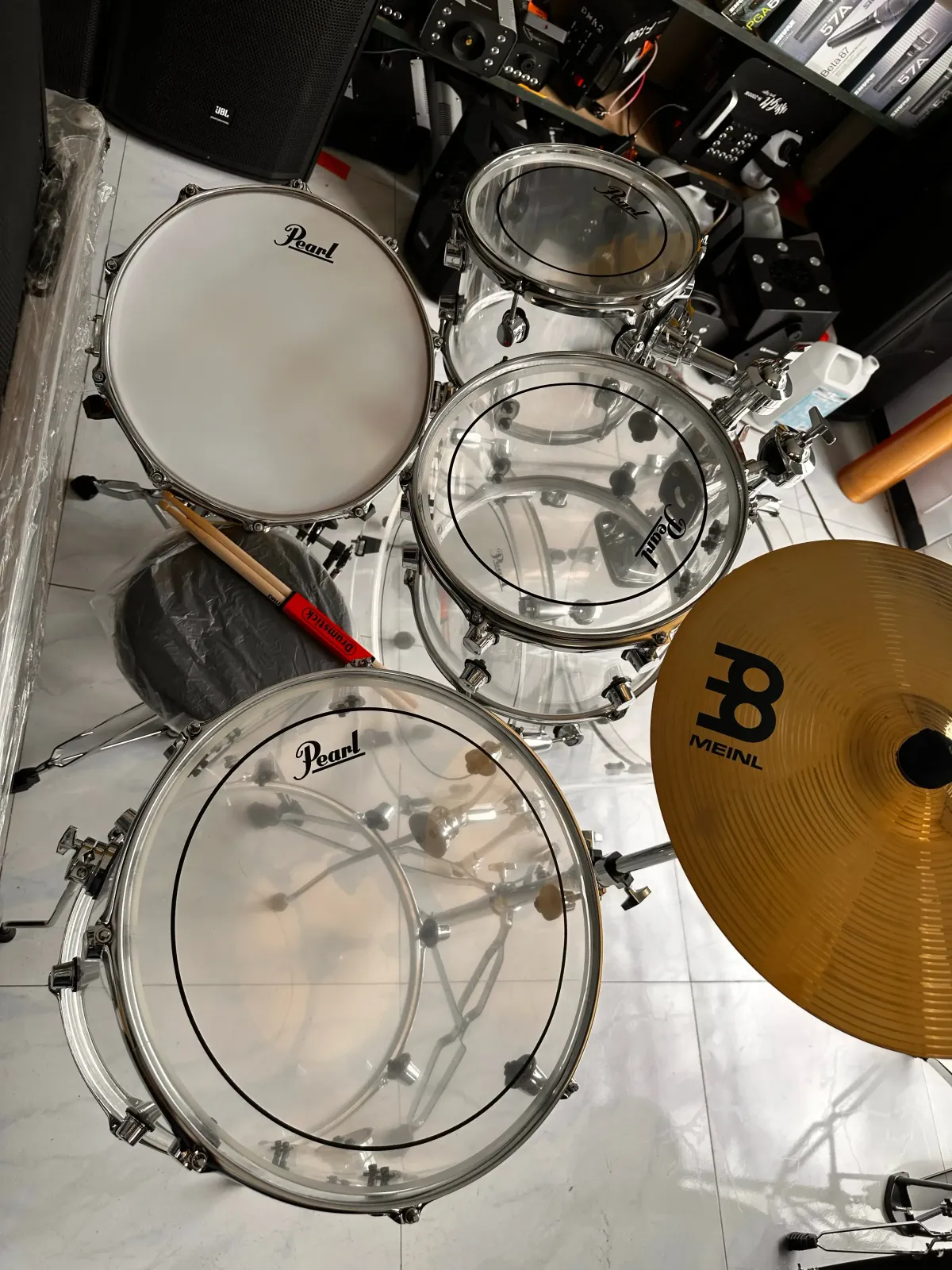 BATERIA ACUSTICA  "PEARL CRYSTAL BEAT"      PRECIO 8200BS!!!..   batería Pearl Crystal Beat. La batería Crystal Beat fue introducida por Pearl en 1973 y se caracteriza por sus cascos acrílicos transparentes sin costuras.  El diseño de los cascos acrílicos es moldeado, no enrollado, lo que los hace fuertes y duraderos, ideales para giras.  El kit ofrece un sonido potente y con mucho ataque, con un tono lleno y un sustain controlable, lo que lo hace popular entre bateristas de rock, gospel, R&B y fusión.  Los tambores vienen equipados con el sistema de suspensión OptiMount de Pearl para los toms, que reduce la presión del casco y aumenta el sustain. 3