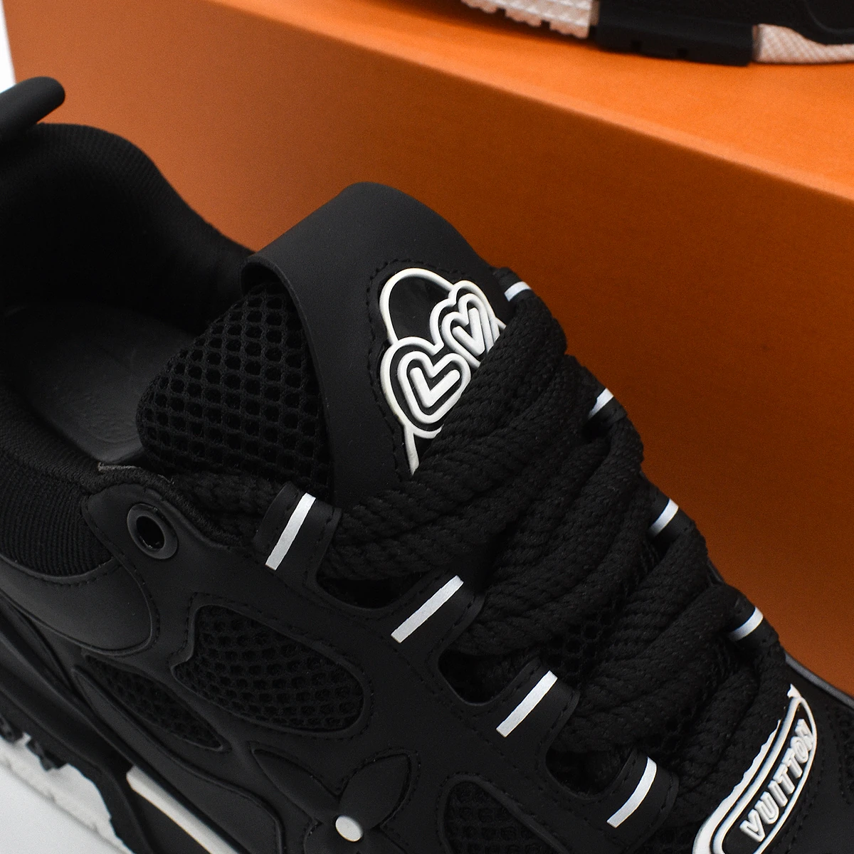 Louis Vuitton LV Skate Sneaker en blanco y negro 6