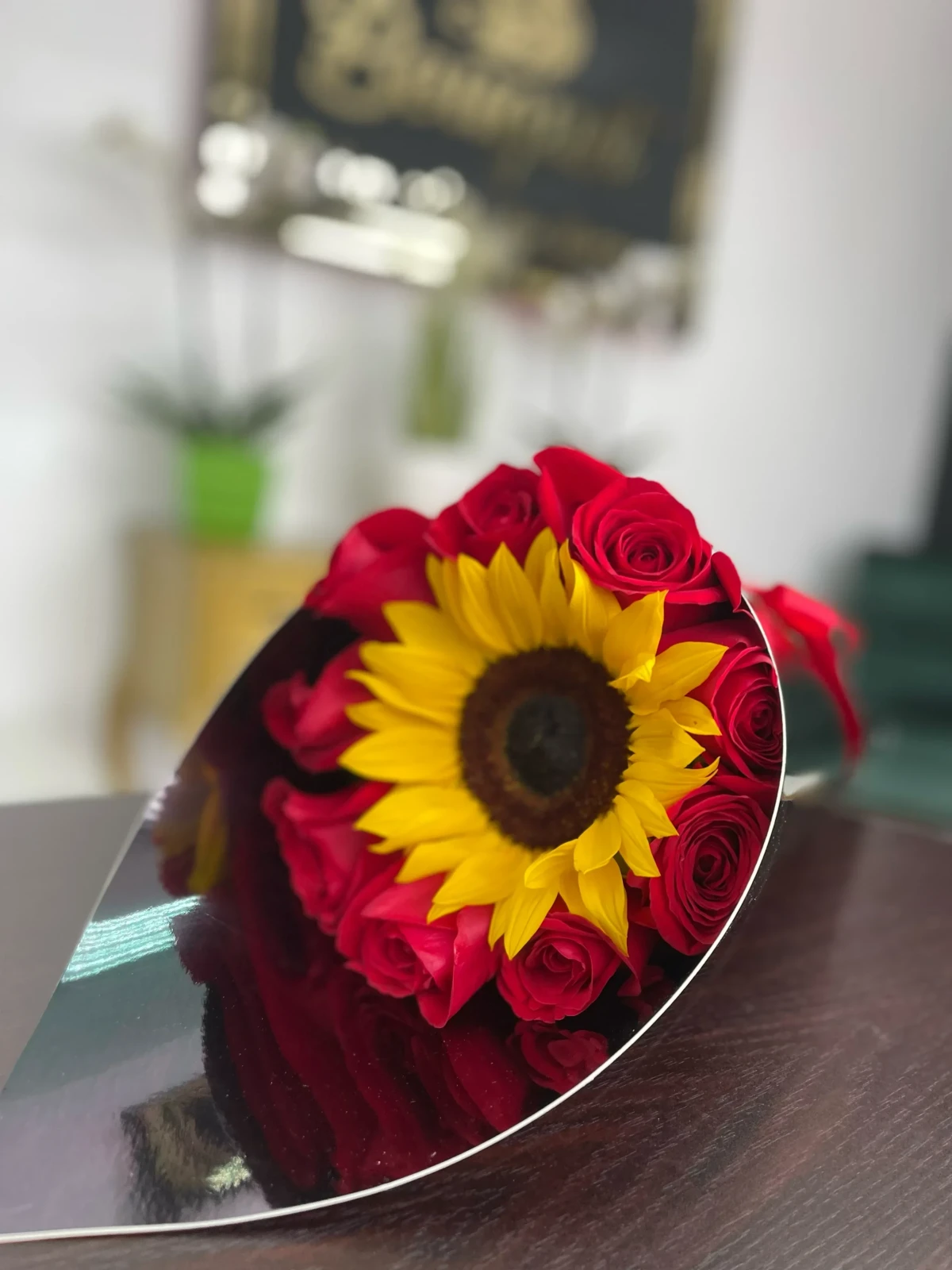 Cono de rosas y un girasol  2