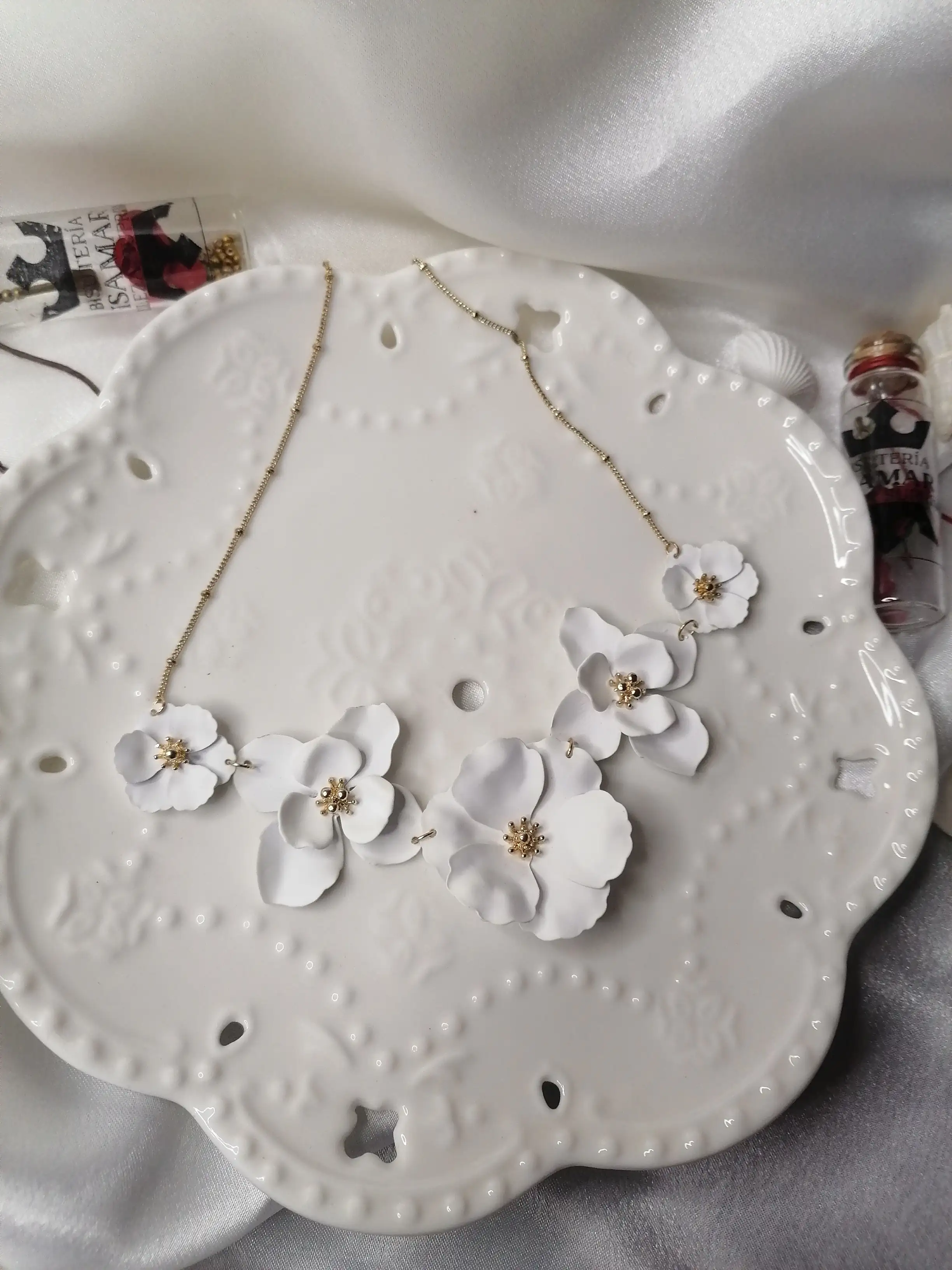COLLAR FLORES BLANCAS  2
