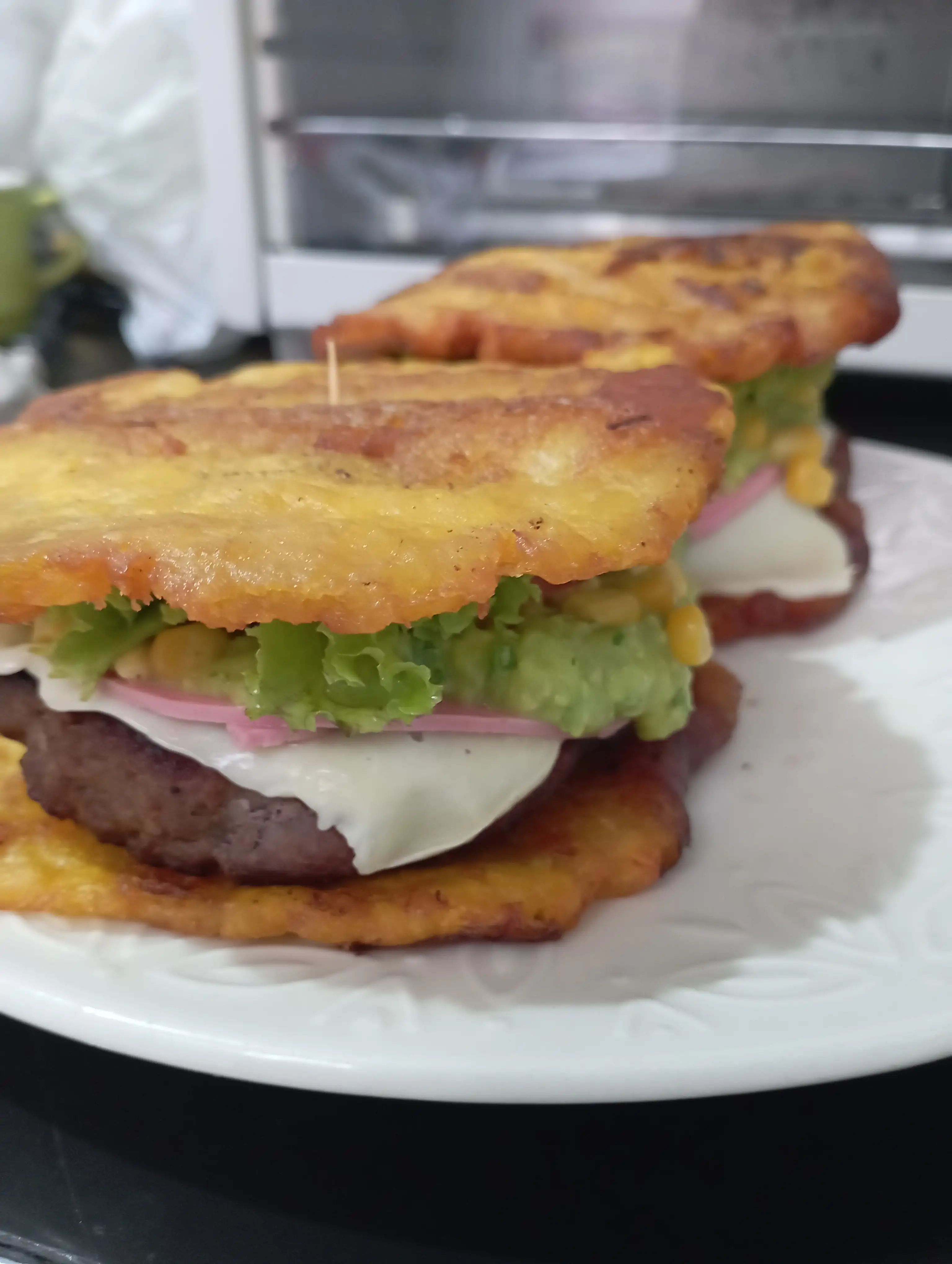 Buerguer con salsa de aguacste 