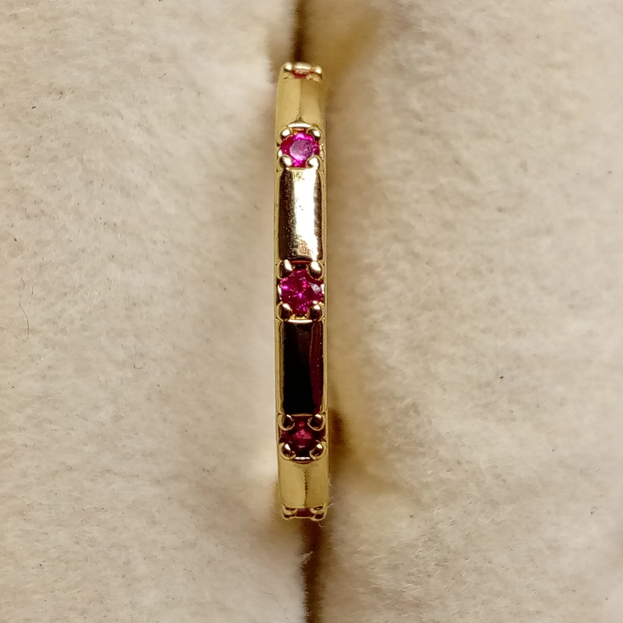 Anillo liso piedra fucsia  2