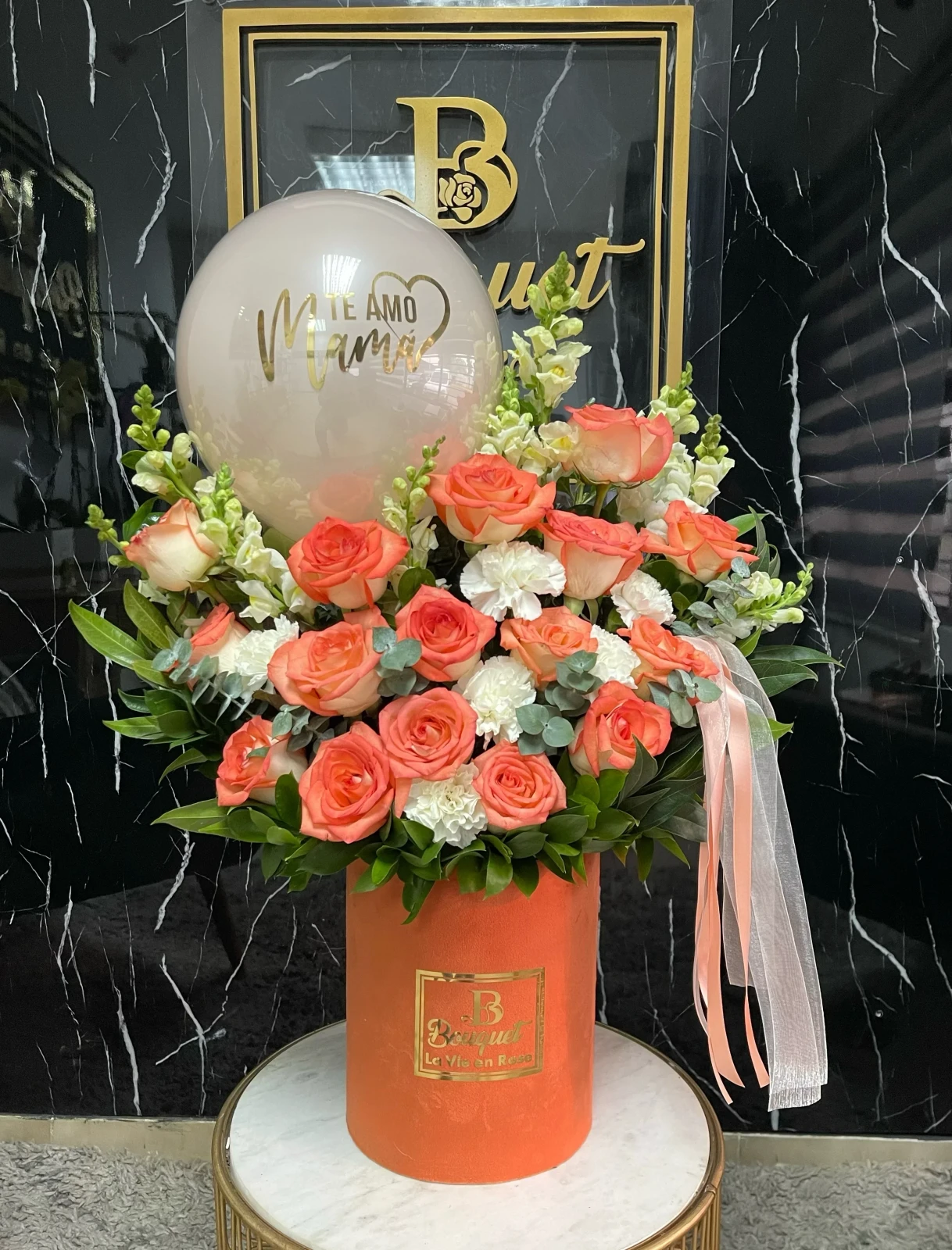 Primavera flores salmon con globo