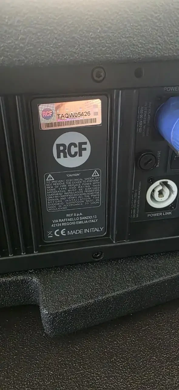 RCF HDL 20-A MODULO ACTIVO ARRAY   ☺️ COCHABAMBA-BOLIVIA  Módulo Line Array activo de 1400 W, 2×10″ con controlador de compresión de 3″, sección de entrada controlada por DSP y gabinete compuesto reforzado con madera. 3
