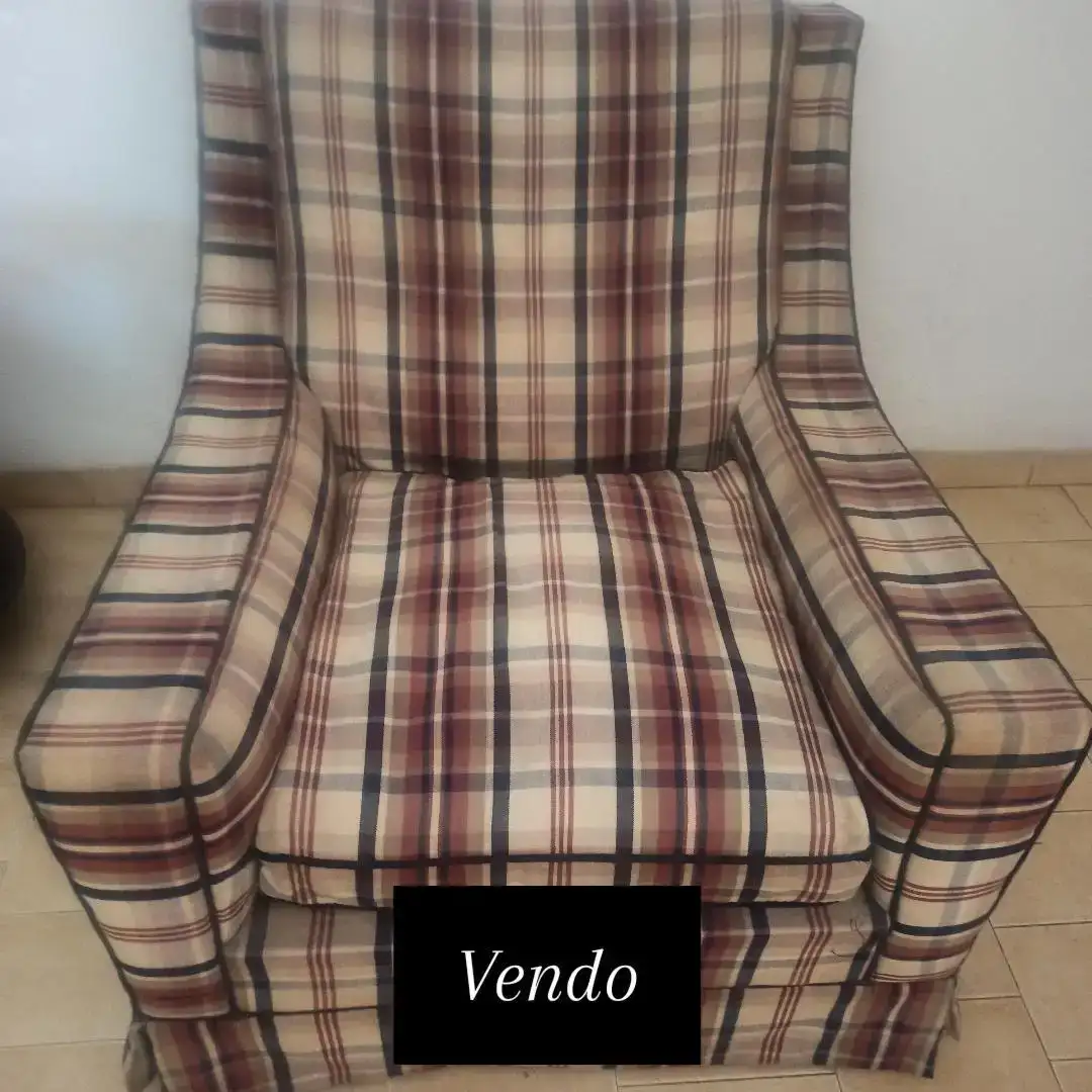 Dos sillones de un cuerpo clásicos, con impronta vintage, tapizados en cuadrille', 78 cm en su ancho , respaldar desde su inicio al suelo 80 cm