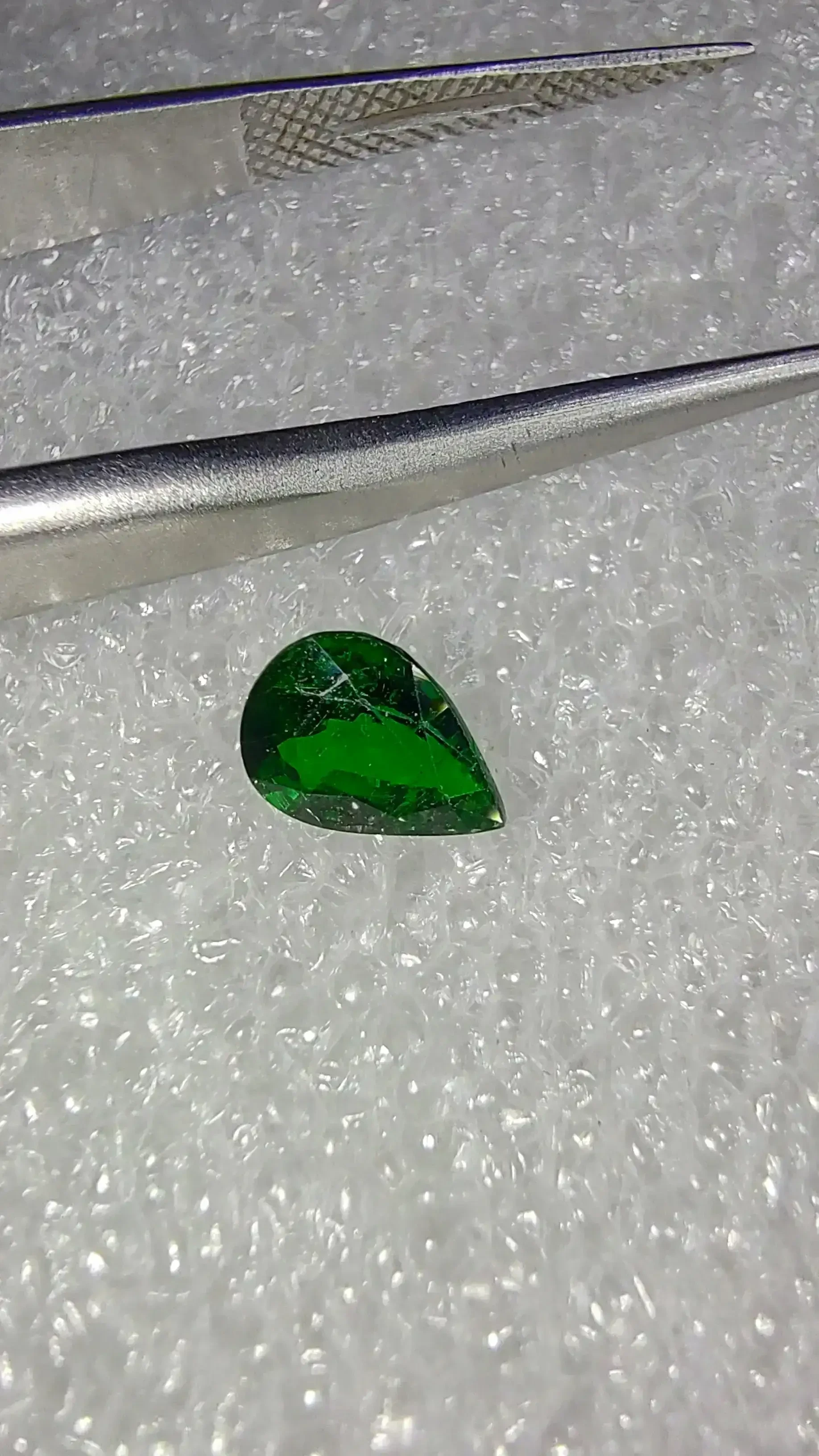 Granate tsavorita verde intenso natural talla gota facetada