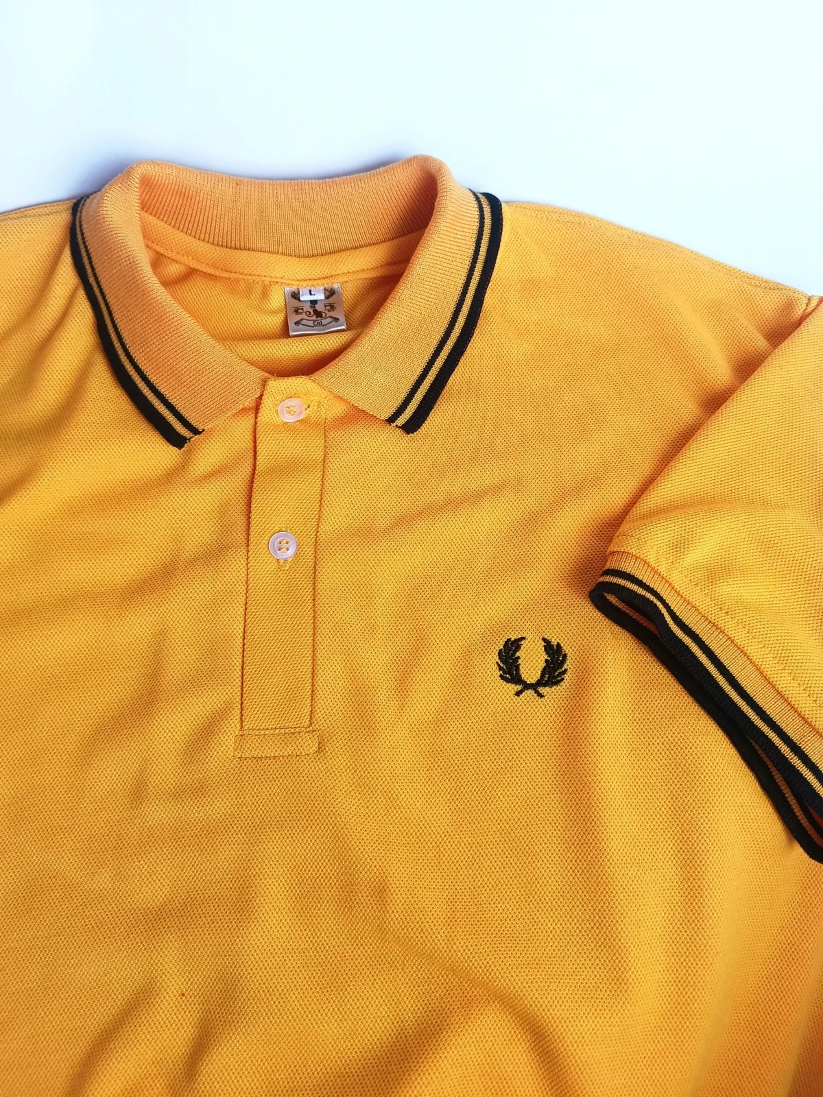Camisa polo amarillo mostaza con negro 