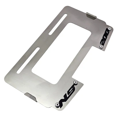 NS 200 Porta placa acero cromado logo 3d negro ML