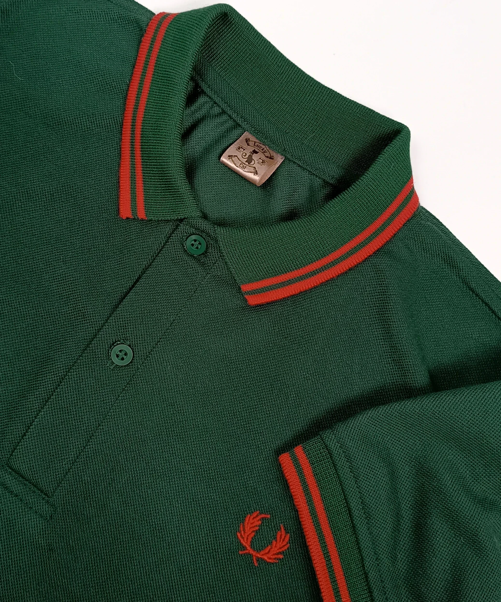 Camisa polo verde oscuro con rojo 