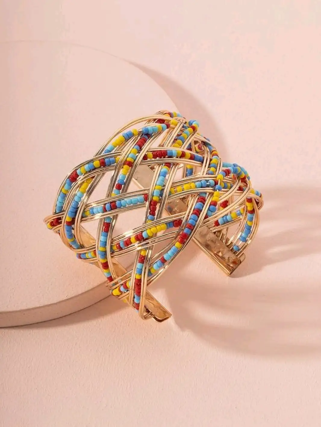 Pulsera dorada con cuentas de colores