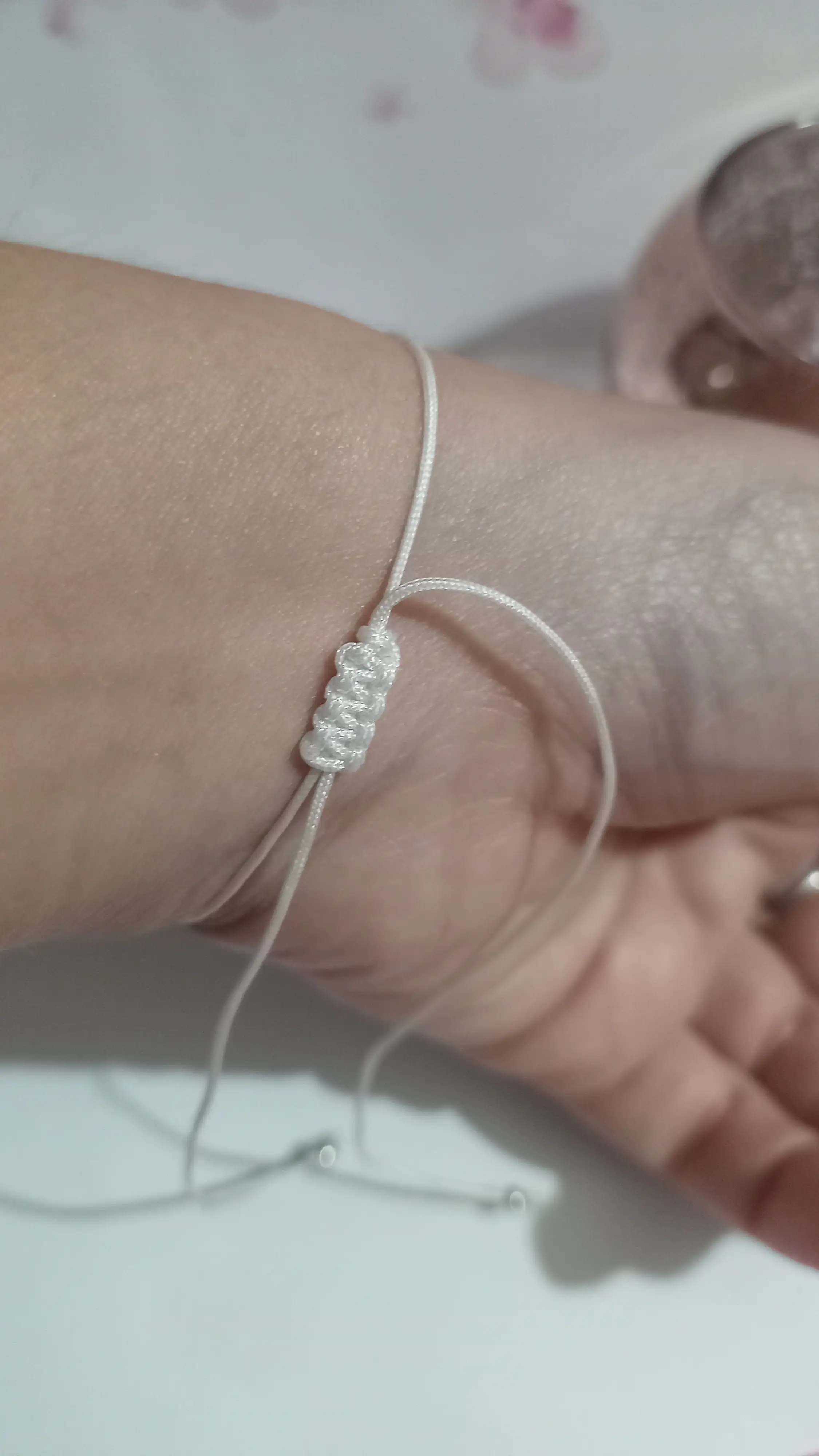 Pulsera de hilo con dije corazon blanca 4