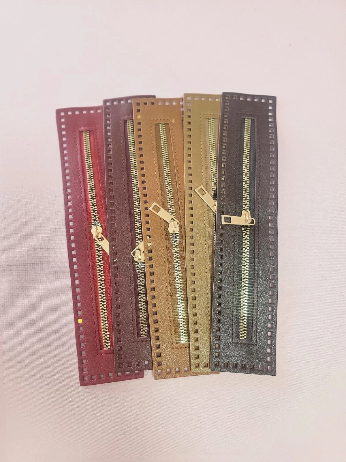 ZIPPER CON HOJALES 2