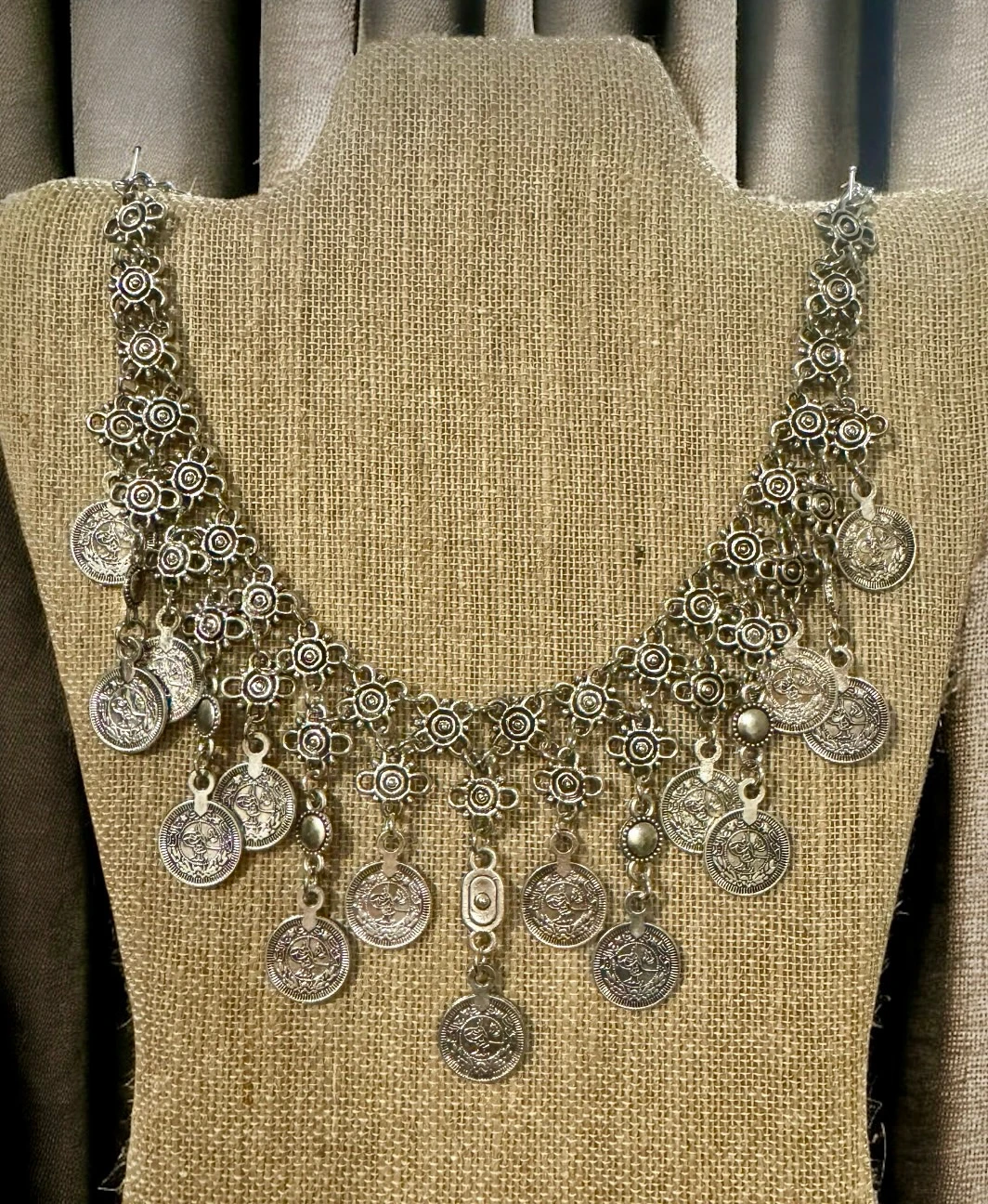 Collar boho con dijes circulares tipo monedas