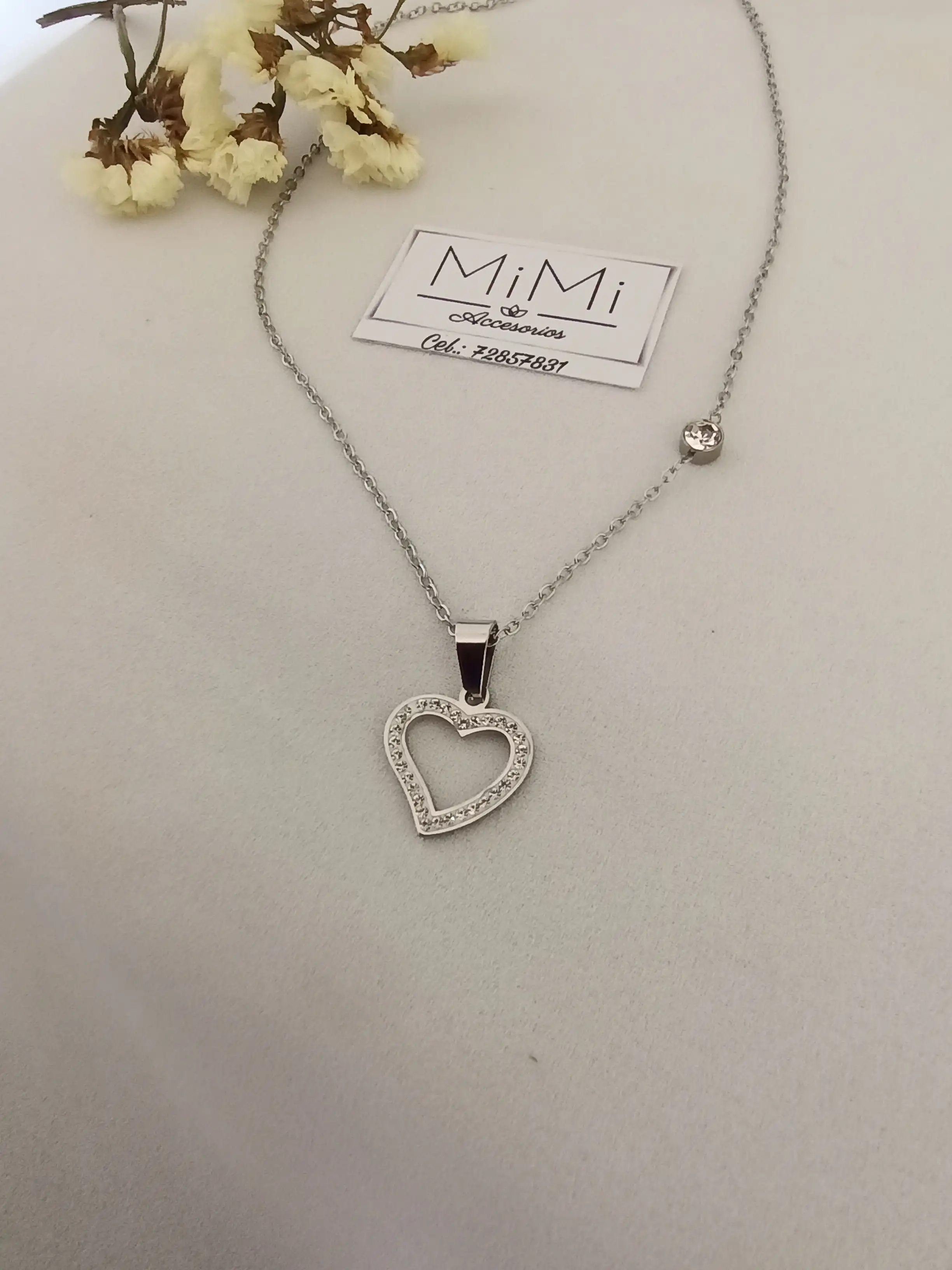 Collar de corazón con brillitos plateado en acero inoxidable 