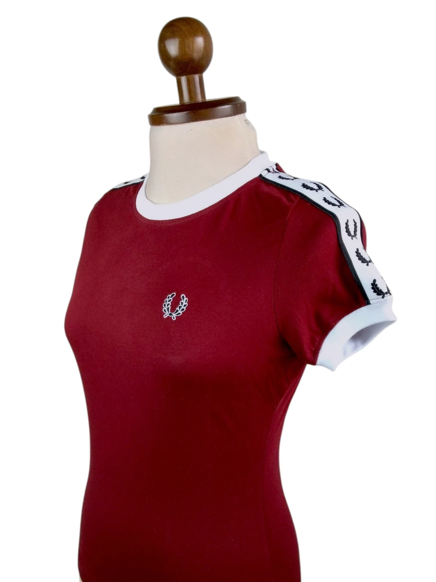 Camiseta vinotinto con cinta de laureles 2
