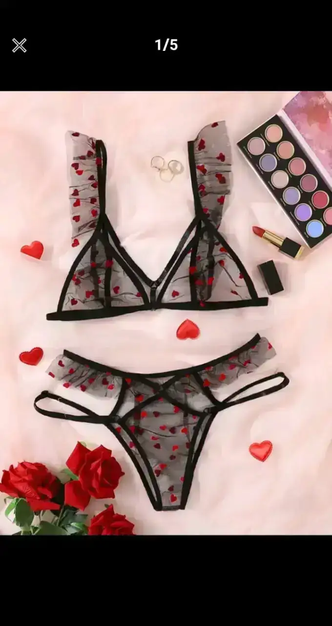  Set de lencería con patrón de corazón y malla. 