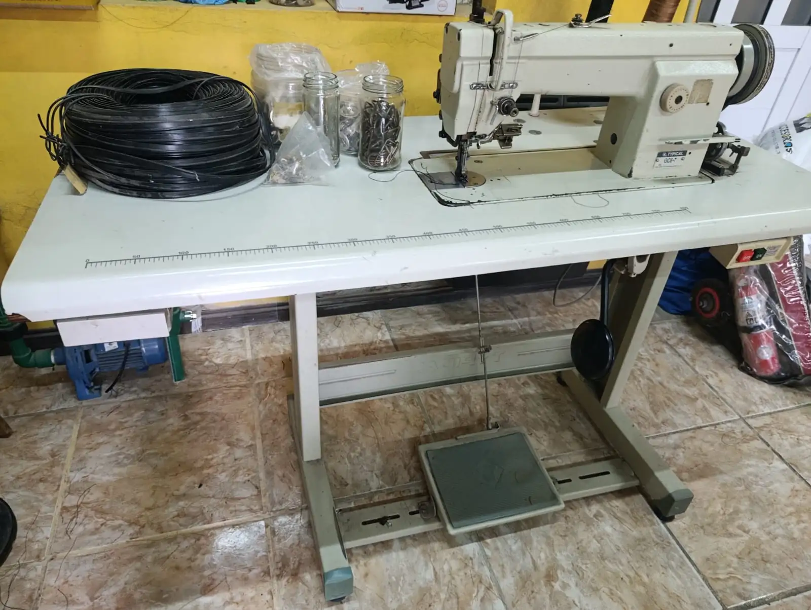 máquina de coser typical triple arrastre,avíos