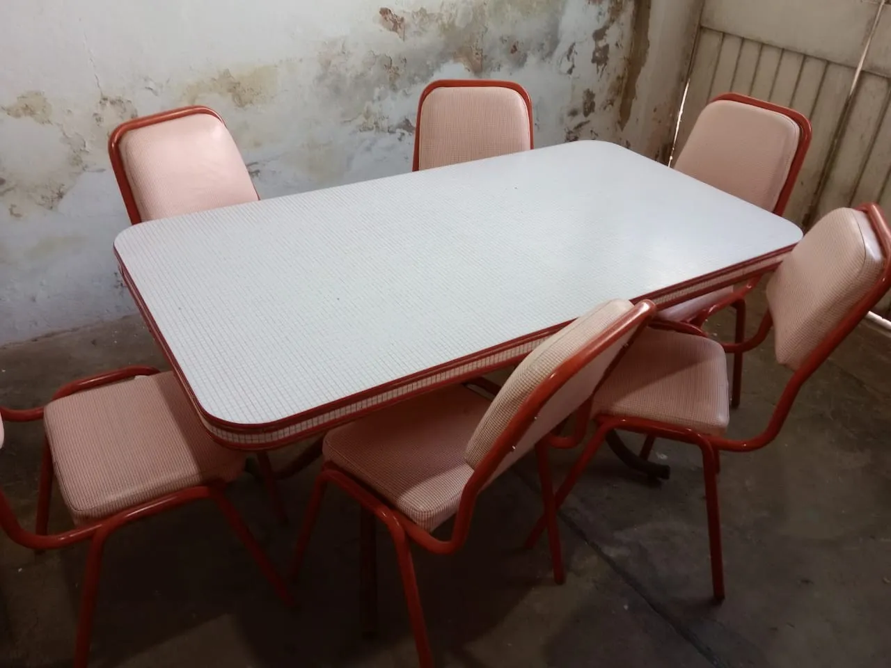 Mesa de  Formica y 6 sillas de madera