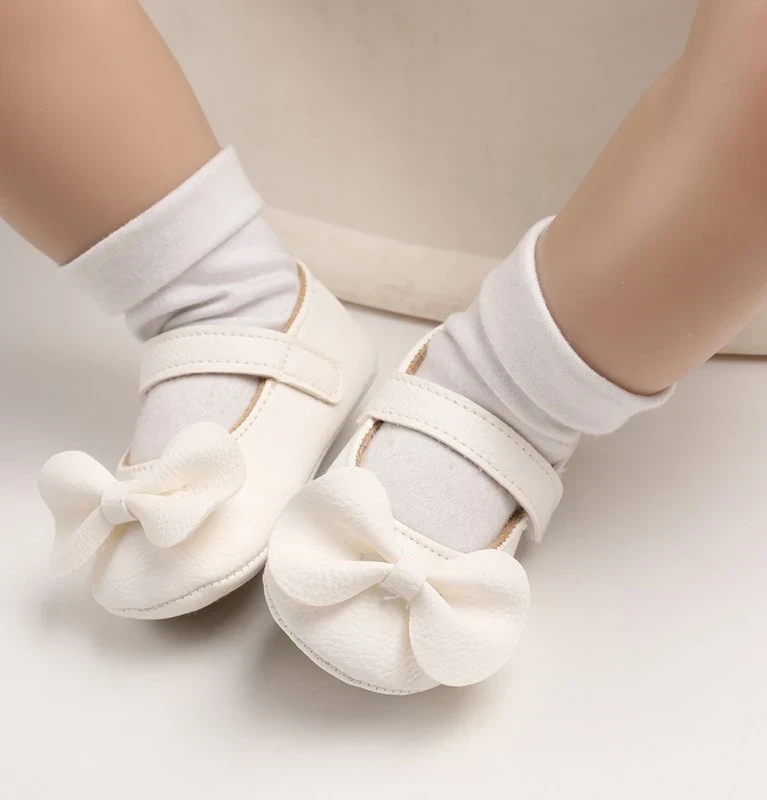 ZAPATITOS BLANCOS LAZOS