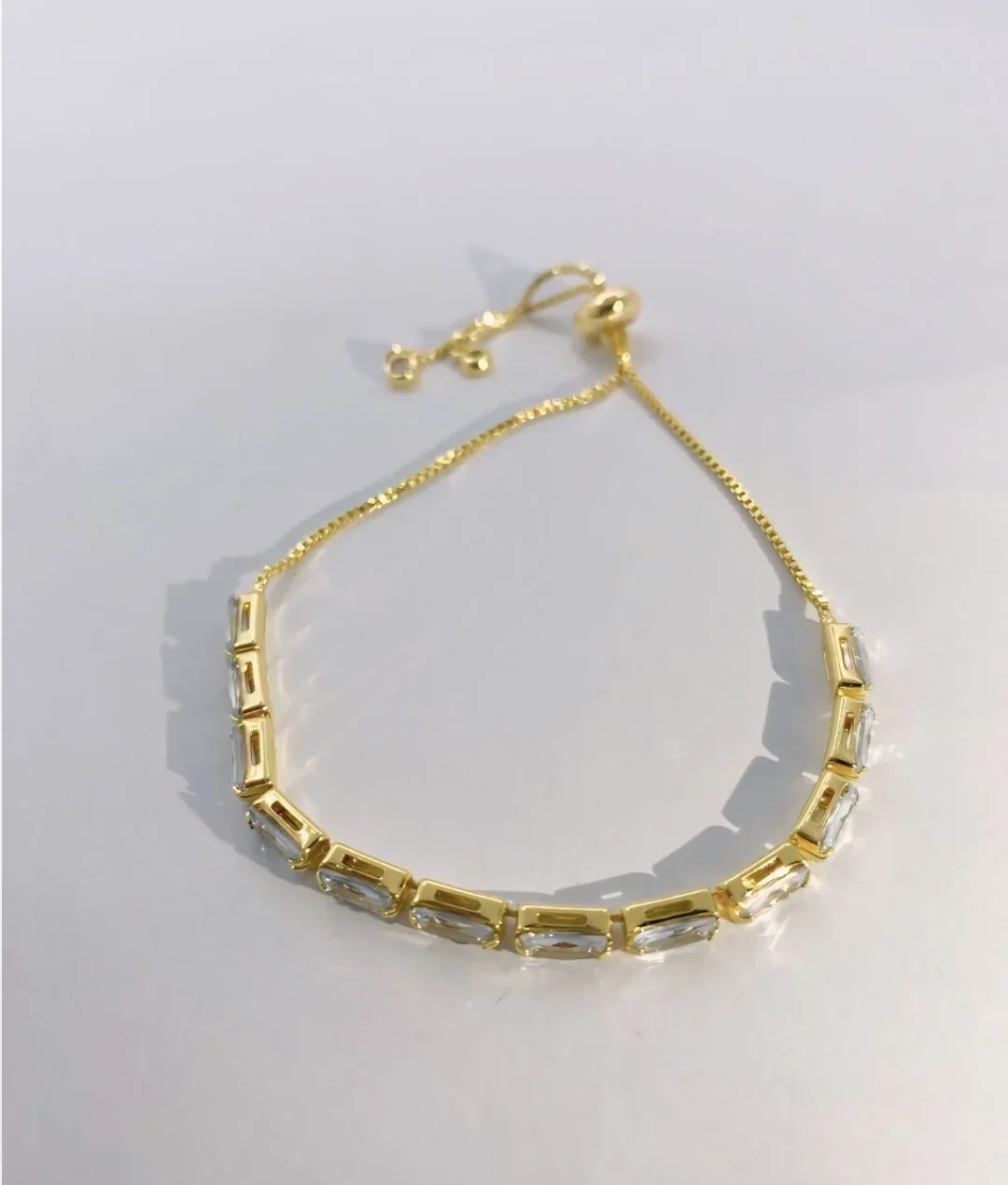 Pulsera dorada con piedras