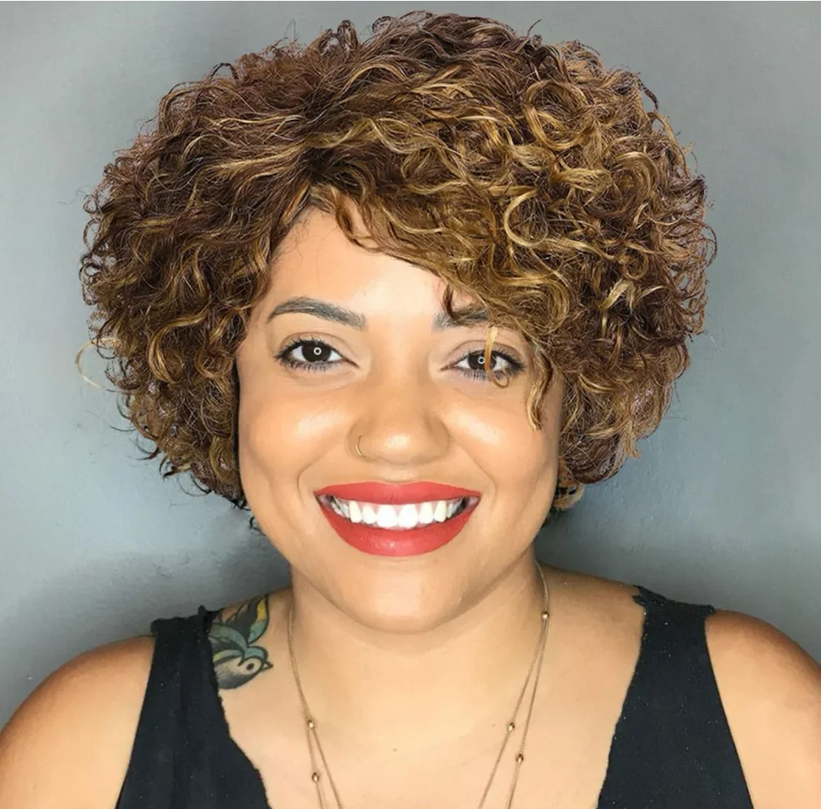 Peluca rizada corta 