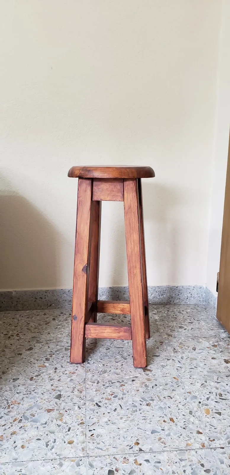 Banqueta madera de alto tiene 65cm.