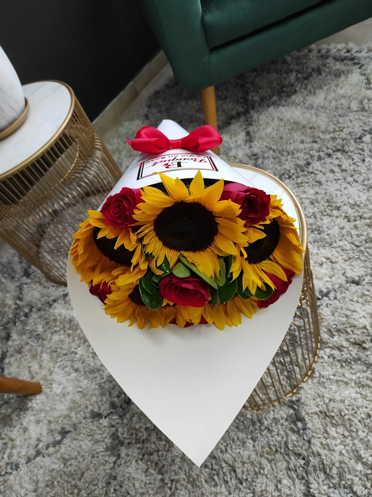 Cono mediano de girasoles y rosas  2